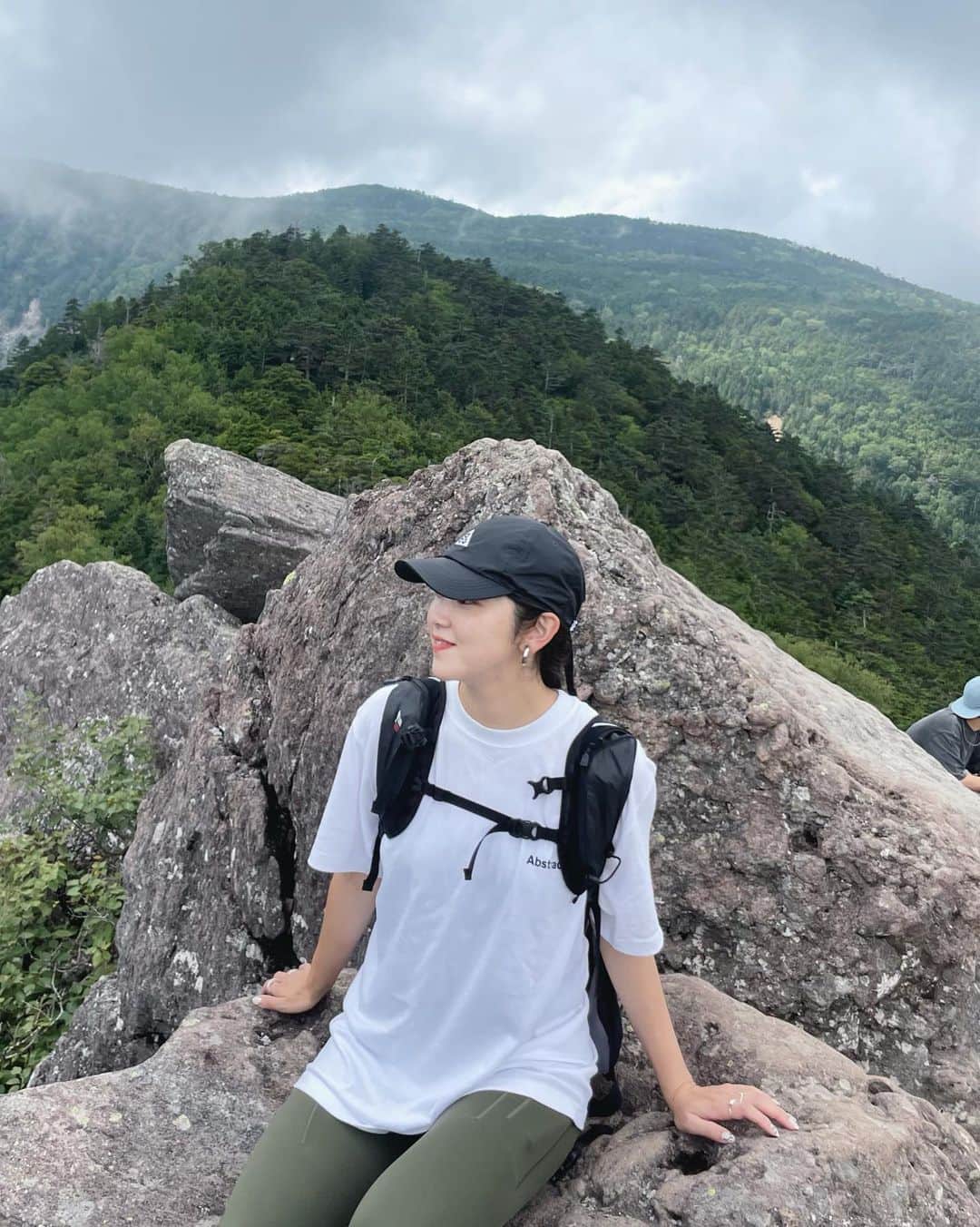 mina hinokuchiのインスタグラム：「. 先月の登山は“にゅう“へ  湖も木々も岩場も楽しめる素敵な山でした⛰️ 今回は妹たちも一緒に👫  この日は @drwng さんTシャツ👕 グラフィックもサイズ感も可愛くて愛用しております☀︎  . #にゅう #にう #乳 読み方沢山 #登山 #登山女子 #登山コーデ」