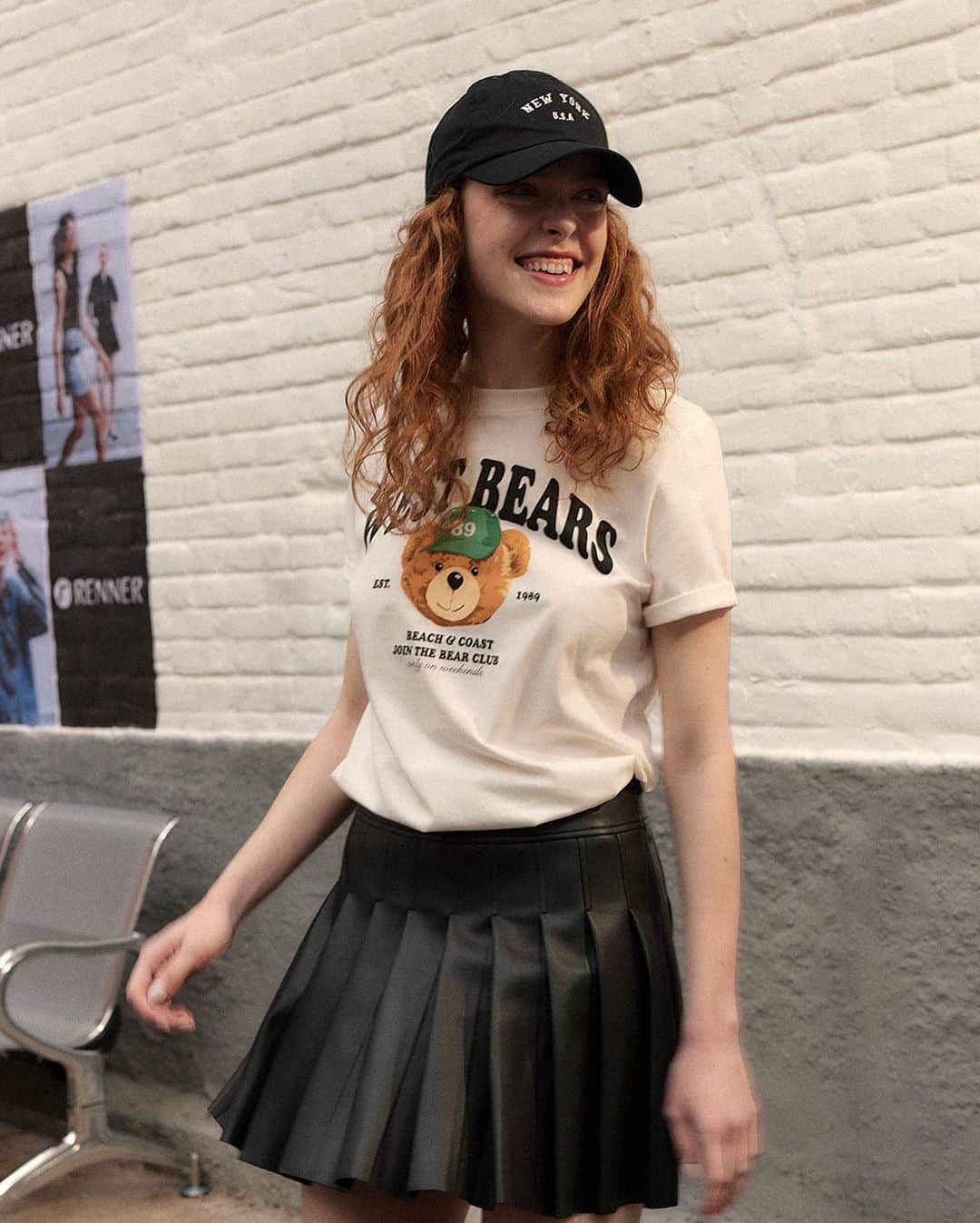 ロジャス・レナーのインスタグラム：「Você piscou e mais um look trend está passando pelo seu feed. ✨ Para criar uma produção com a cara dos anos 2000, aposte no mix fashionista da saia plissada em tecido diferenciado com peças no estilo esportivo. Quem aí curtiu essa inspiração? Então já clica nas imagens para garantir tudo. #StreetStyle #Fashion #LookInspiração #EstiloEsportivo #Tendência #ModaFeminina  saia curta 807644940 | camiseta em meia malha 854448159 | boné aba curva 864665763」