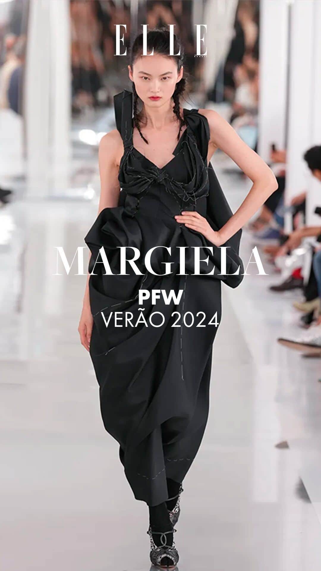ELLE Brasilのインスタグラム：「John Galliano (@jgalliano) segue misturando seus códigos com os da @maisonmargiela desde que assumiu a marca, em 2015. Tome como exemplo o verão 2024, que trouxe mais uma vez a teatralidade como forma de dar vida a essa roupa, que fala sobre os desejos do momento de uma maneira única. Assista ao vídeo da editora-assistente @giumesquita para conhecer todos os detalhes desta apresentação. E não esqueça de comentar aqui o que acabou! (vídeo: @ricardojfer)」