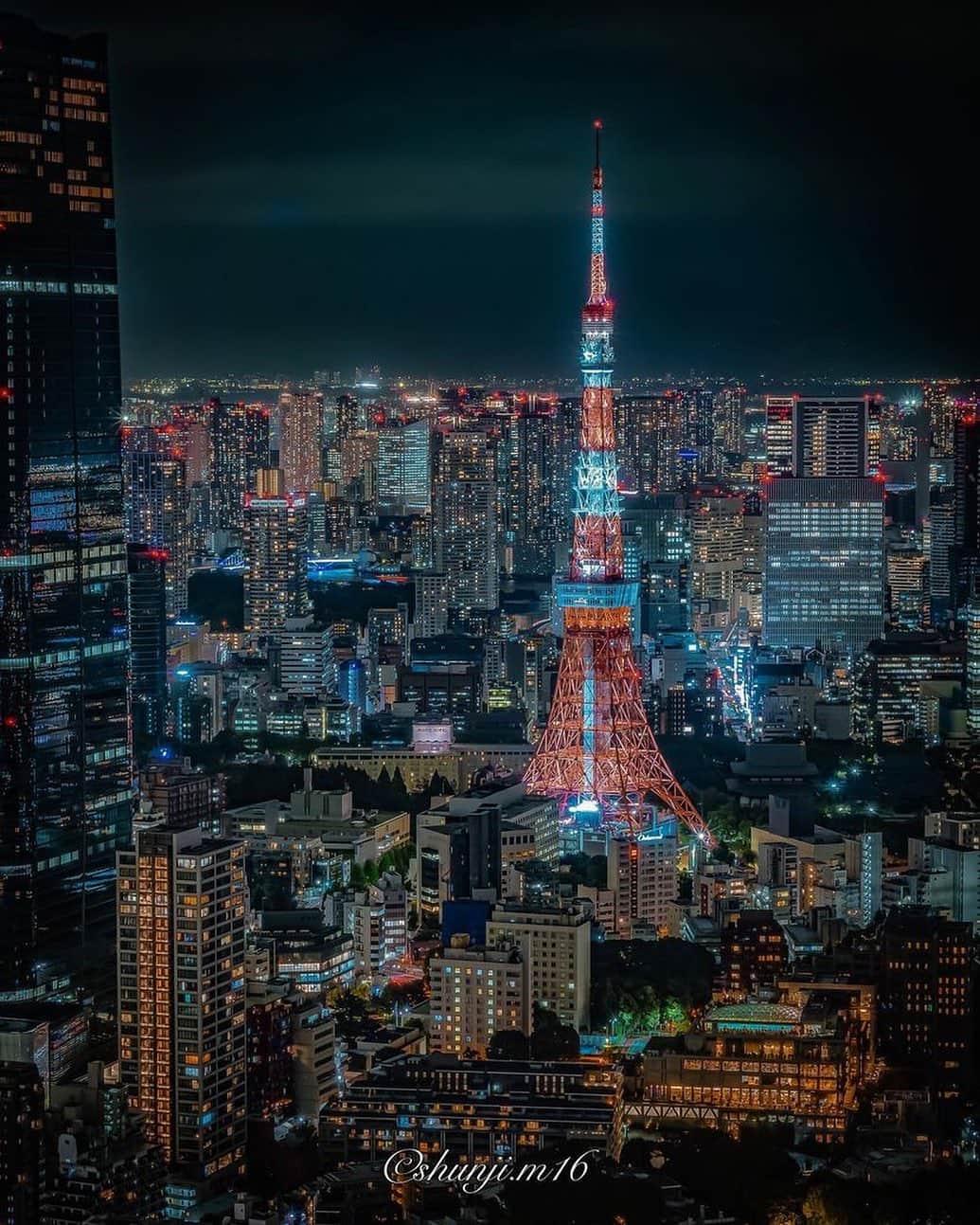 東京タワーさんのインスタグラム写真 - (東京タワーInstagram)「. 昨日まで、約3ヶ月間点灯していた 白を基調とした涼しげな 夏のランドマークライト。   とにかく暑かった今年の夏☀️  少しは皆様に、 涼をお届けできましたでしょうか？  本日からはオレンジを基調とした あたたかみのある冬のランドマークライトを 点灯します。   このライトが点灯すると、 本格的な秋の訪れを感じます。   本日は、Your Tokyo Tower🗼から @shunji.m16 さんの 夏のランドマークライトのお写真をご紹介！   素敵なお写真をありがとうございました😊  --------------------------------  【 お知らせ 】  ■ Your Tokyo Tower 🗼  # your_tokyotowerで あなたの東京タワーをリポスト！  @tokyotower_official の タグ付けをしてくれると見つけやすいよ！  皆様からの投稿 どしどしお待ちしております！  ■ 公式LINE  東京タワー公式LINEでは 東京タワーのイベント情報を お届けしています！  詳細はプロフィールにあるリンクから↓ @tokyotower_official  --------------------------------  #東京タワー #東京タワー🗼  #tokyotower #tokyotower🗼  #ライトアップ #lightup #夏」10月3日 9時21分 - tokyotower_official