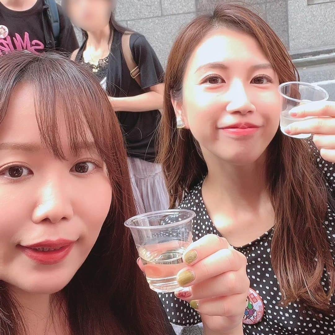 石川奈津紀のインスタグラム：「【日本酒ゴーアラウンド🍶】 10/1の日本酒の日に、全国でおこなわれる飲み歩きイベント。今回、東京で初参戦してきました！ バッジを持って参加店に行くとふるまい酒がいただけるのですが、限定のお酒だったり渾身のおつまみだったり、各店舗と蔵とのタッグも魅力✨ 蔵元さんやひさびさの酒友と会えてとても嬉しかった！！📷 神田→五反田→浅草橋蔵前と、7軒回りました。 @ayk_031 ありがとう！ お酒はのちほどハイライトまとめるのでごらんくださいませ💁‍♀️ 家族で参加しているグループもいて、「日本酒イベント」でもあるけど「グルメイベント」として楽しまれているのも良いなぁと思いました。 * #日本酒ゴーアラウンド  #日本酒ゴーアラウンド東京 #日本酒の日  #ママきき酒師  #きき酒師アナウンサー」