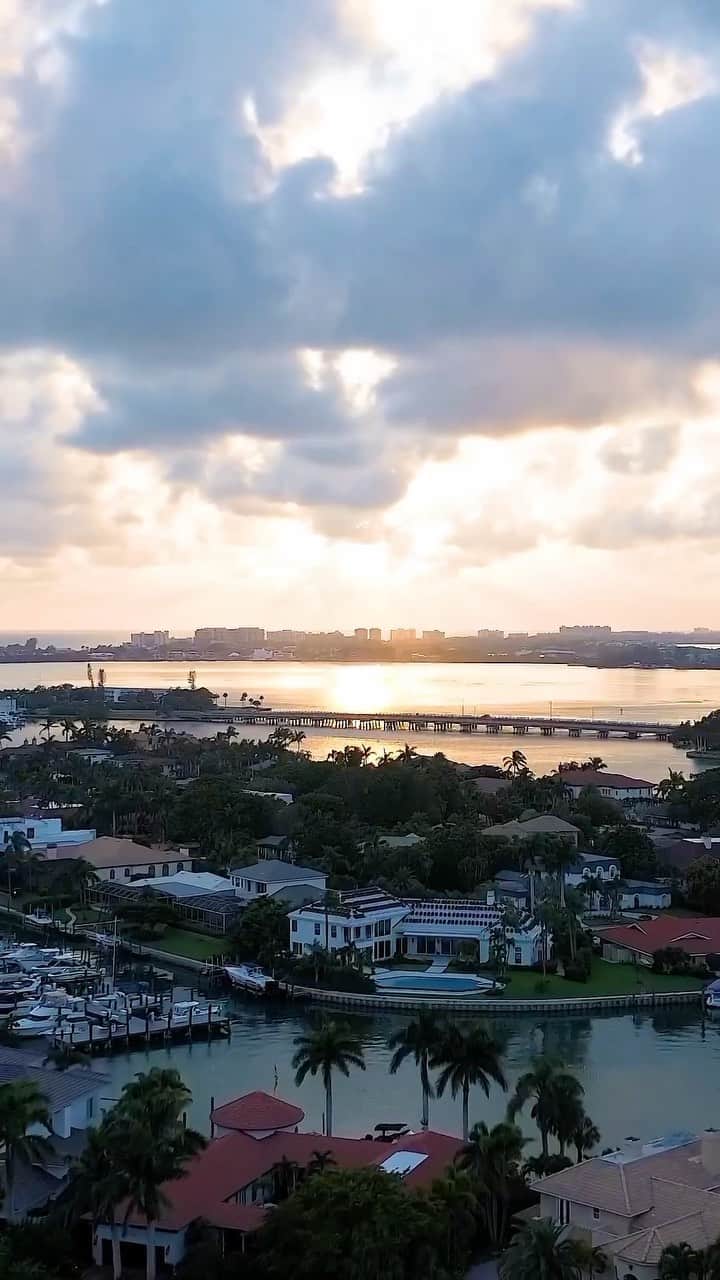 ケイラ・フィリップスのインスタグラム：「🏠 Considering buying or selling a home in Florida before the year ends?  Here’s why it’s a fantastic idea:  1. Tax Benefits: Secure potential tax advantages by becoming a homeowner. 2. Equity Building: Your home is an investment that appreciates over time. 3. Stability: Create a stable environment for your a personalization: Make it YOUR space, reflecting your style.  Don’t wait! Seize the opportunity to invest in your future. Let’s make your homeownership dreams a reality!  #RealEstate # HomeOwnership #realestate #realtor #realestateagent #home #property #investment #forsale #realtorlife #househunting #dreamhome #luxury #interiordesign #luxuryrealestate #newhome #architecture #house #homesweethome #realestateinvesting #luxuryhomes #realestatelife #business #design #realestateinvestor #realty #sold #entrepreneur #mortgage #broker」