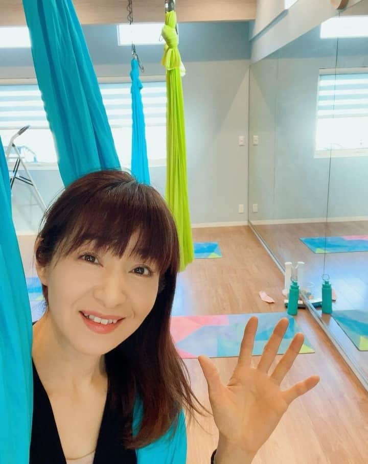 のインスタグラム：「47都道府県YDLで繋がろうキャンペーン 中部編✨✨  静岡県アンバサダーをご紹介いたします❗  松原静香様 @shizuka.yoga.studio.mystrada  🌿エアリアル・ピラティス・ホットヨガ・筋膜リリース 🌿美姿勢・美Body・ダイエット・アンチエイジング・快適な体作り 🌿ヨガ講師・スタジオ代表・2人の母  ■ご紹介(主な活動) レッスンを通して【ココロ軽く〜快適に過ごせるカラダ作りのお手伝いをしたい】と思い６年前にスタジオをOPEN。 地域の皆さまにとってパワースポットと感じてもらえるよう毎日元気に活動しています。  ✓選べる７クラス ⚫︎エアリアルヨガ ⚫︎低空エアリアルヨガ ⚫︎ぷちホットヨガ ⚫︎リンパケア&ヨガ ⚫︎ヨガホイール ⚫︎顔ヨガ&筋膜リリース ⚫︎ピラティス  ✓保有資格 ⚫︎AAJエアリアルヨガ養成講座1級修了 ⚫︎JYIAヨガ・ピラティス・キッズヨガ・シニアヨガ養成講座1級修了 ⚫︎Yardヨガホイール養成講座修了 ⚫︎Yard栄養センタリスト養成講座修了 ⚫︎高津式フェイシャルヨガ養成講座修了"  ■SNS等 Instagram：@shizuka.yoga.studio.mystrada	 HP：https://salasa2073.wixsite.com/mystrada LINE：@shizuka.yoga.studio.mystrada  今後とも何卒よろしくお願いいたします✨😌」