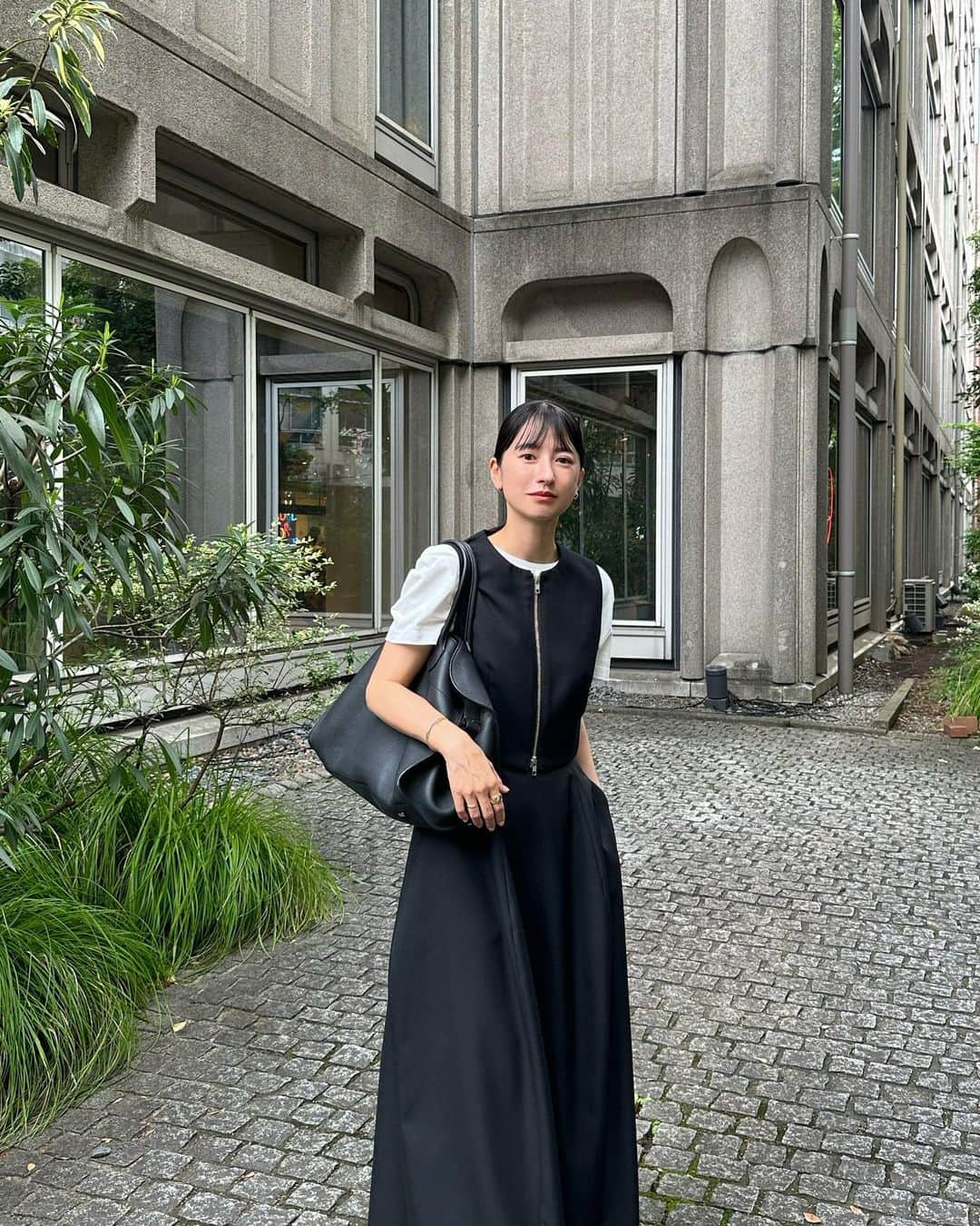 松本恵奈のインスタグラム：「展示会に遊びに行った日のコーディネートは福岡POP UP先行発売アイテムの3WAY ZIP SET ONEPIECEを着て行きました♡ ベストとスカートがsetになったオススメ3way opsです。 ベストもコンパクトサイズで使いやすいので着回しのきくところもオススメポイントです◯  スカートはコクーンシルエットで360度どこから見ても立体的なシルエットがとても可愛い一枚です♡  是非お楽しみに！ #clane #新作 #biople #ex」