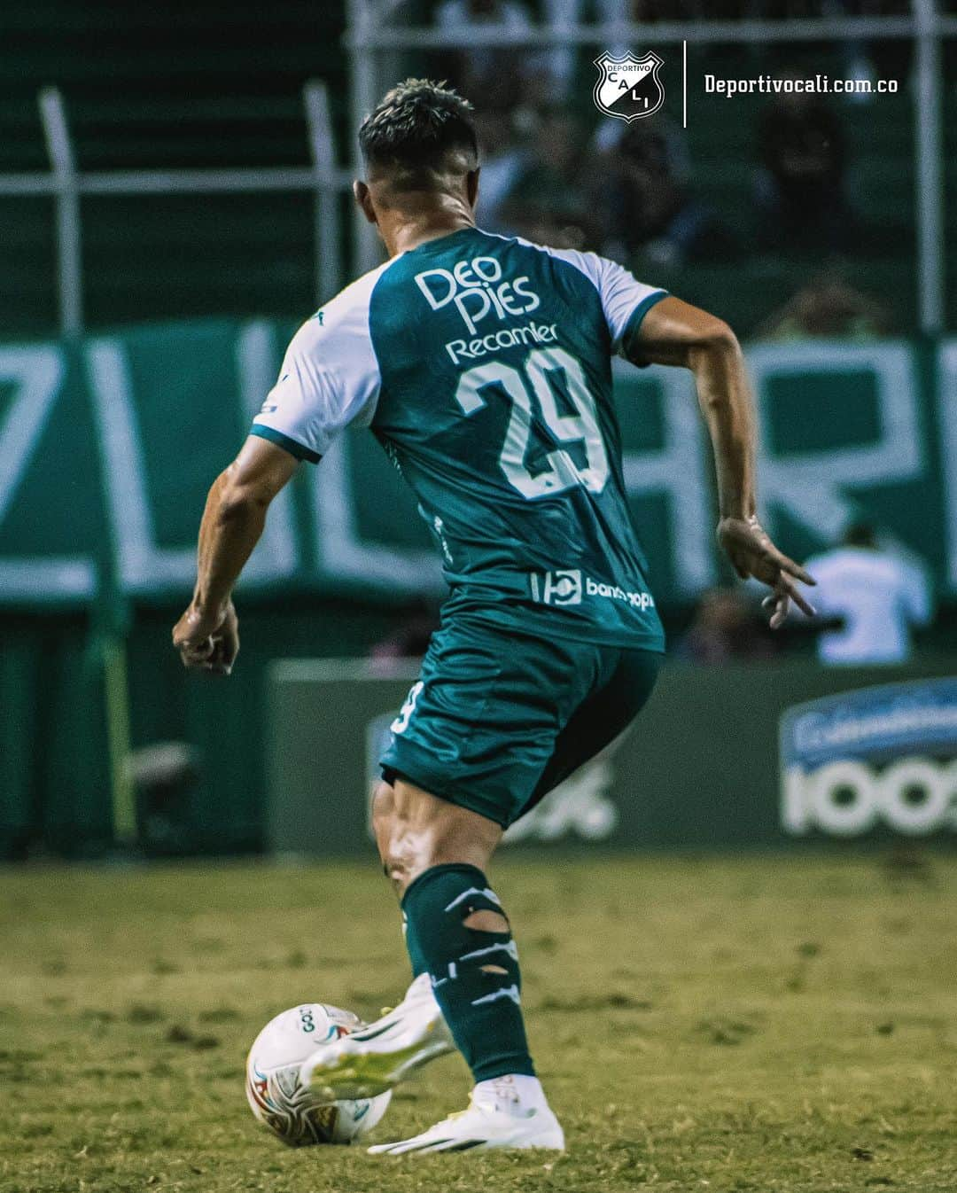 テオフィロ・グティエレスのインスタグラム：「Eaaaa 🙏⚽️😁」