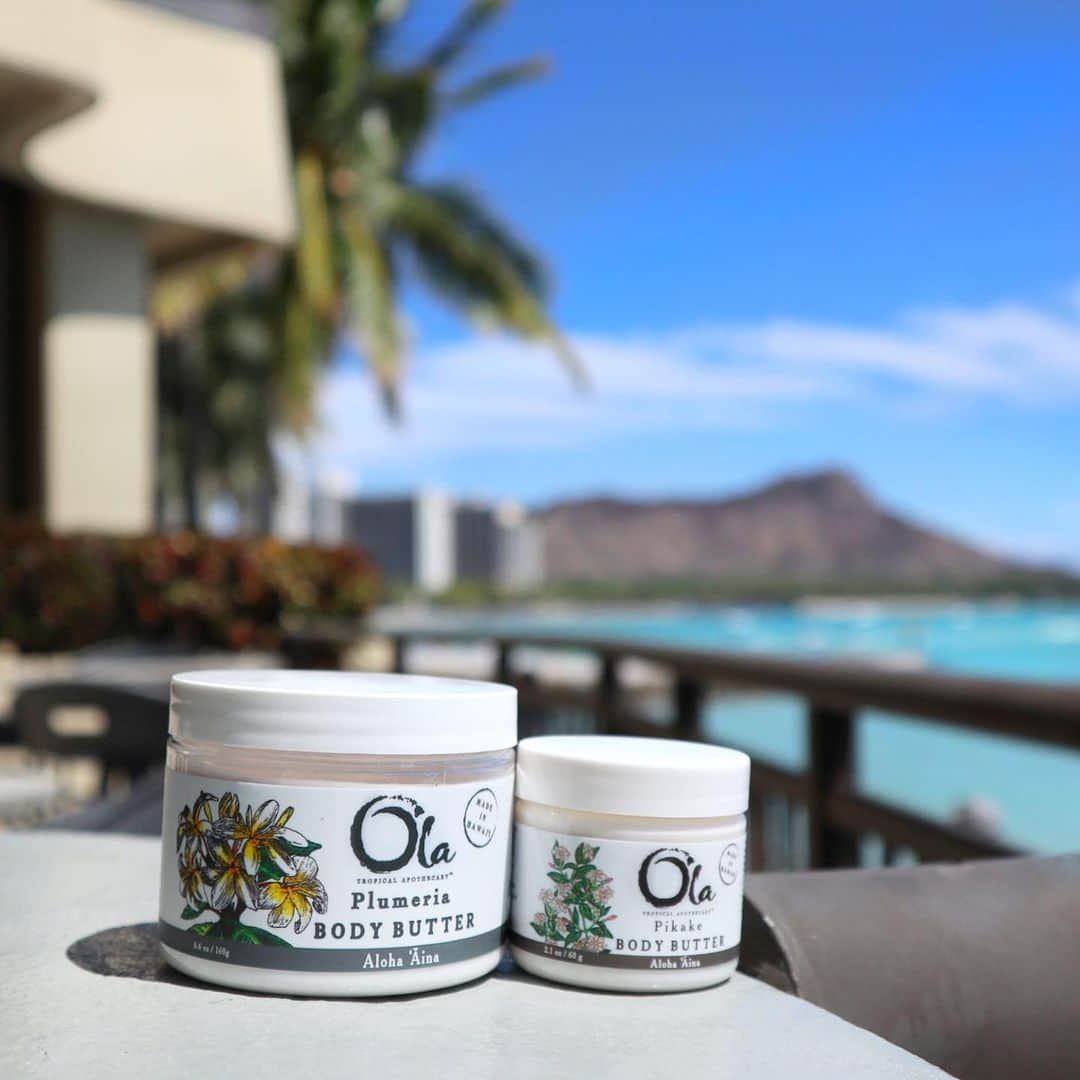 Belle Vie Hawaiiさんのインスタグラム写真 - (Belle Vie HawaiiInstagram)「Ola Tropical Apothecary  Body Butter  ハワイ島ヒロ発のローカルブランド「オラ」🌺  地元ハワイで栽培された無農薬素材を使い 一つ一つ丁寧に手作りしているサスティナブルカンパニーです🌱  人気のボディバターには、 オーガニックココナッツオイルやマカデミアナッツ、アボカドの他 ハワイ原産ママキやタロ、ノニなど 植物の恵みをたっぷり配合❣️  乾燥したお肌に潤いと栄養を与え なめらかなツヤ肌を蘇らせてくれます💓 濃厚でクリーミーなテクスチャーなのに、ベタつかず肌馴染みがいいのも嬉しい☺️  ベルヴィーでは、 プルメリア、ピカケ、パッションフルーツの3種類を取り揃えています。 お試しや持ち運びに便利な2ozと たっぷり使える6ozからお選びください。  【ベルヴィー店頭情報】 営業時間: 午前10時〜午後9時　無休 店頭だけのお買い得商品多数有り🤙 詳しくは店頭でお尋ねください  Open Daily 10:00am〜9:00pm Instagram in English  @belleviehawaii.en   #olatropicalapothecary  #alohagrown  #organicskincare  #オーガニックコスメ  #メイドインハワイ  #サスティナブル  #ハワイローカルブランド  #保湿ケア  #スキンケア  #ハワイの香り」10月3日 9時47分 - belleviehawaii