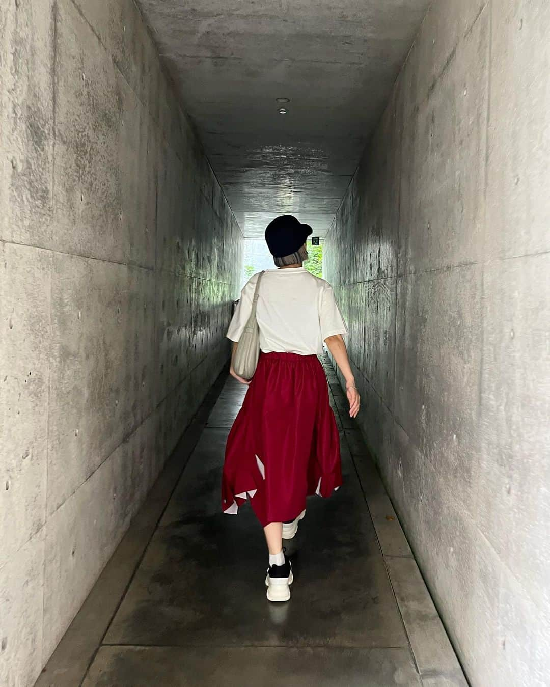 相羽瑠奈さんのインスタグラム写真 - (相羽瑠奈Instagram)「🪭 直島よかったなぁ。美術館に泊まるという贅沢な体験  安藤忠雄設計の美術館、ホテル館内の空間は入ると背筋が伸びるような、無機質なコンクリートの重みを感じつつ、アートと自然との融合でなんかもう空間そのものもアート作品のようでした  秋を感じる虫の鳴き声、波の音、緑豊かな自然の中を歩いてると現れるアートなオブジェ、、！目に入ってくるもの、聞こえる音、空間すべてが心地よくて全身が幸せに包まれた  また絶対に行きたい。  1. ヴァレーギャラリー 2. 草間彌生の赤かぼちゃ 3. 直島パヴィリオン 4. 〜 ベネッセハウスミュージアム 9. 〜 地中美術館  地中美術館はほとんど写真NGだったから目に焼き付けたiPhoneはバッグの中にしまったまま一歩一歩静かな空間を進んでいって、クロード・モネ室に入った瞬間、空間と作品の美しさに圧倒されて鳥肌がたちました、、  作品は変わらずとも何度も行きたくなる気持ちがわかる🪷  cap / tee @roneparc skirt @commedesgarcons bag @folnua_official  shoes @bothparis  #直島 #香川旅行 #ベネッセミュージアム #安藤忠雄 #ヴァレーギャラリー #草間彌生 #benessehouse #benessehousemuseum #naoshima #naoshimaisland #kusamayayoi #andotadao」10月3日 9時48分 - rone.runa