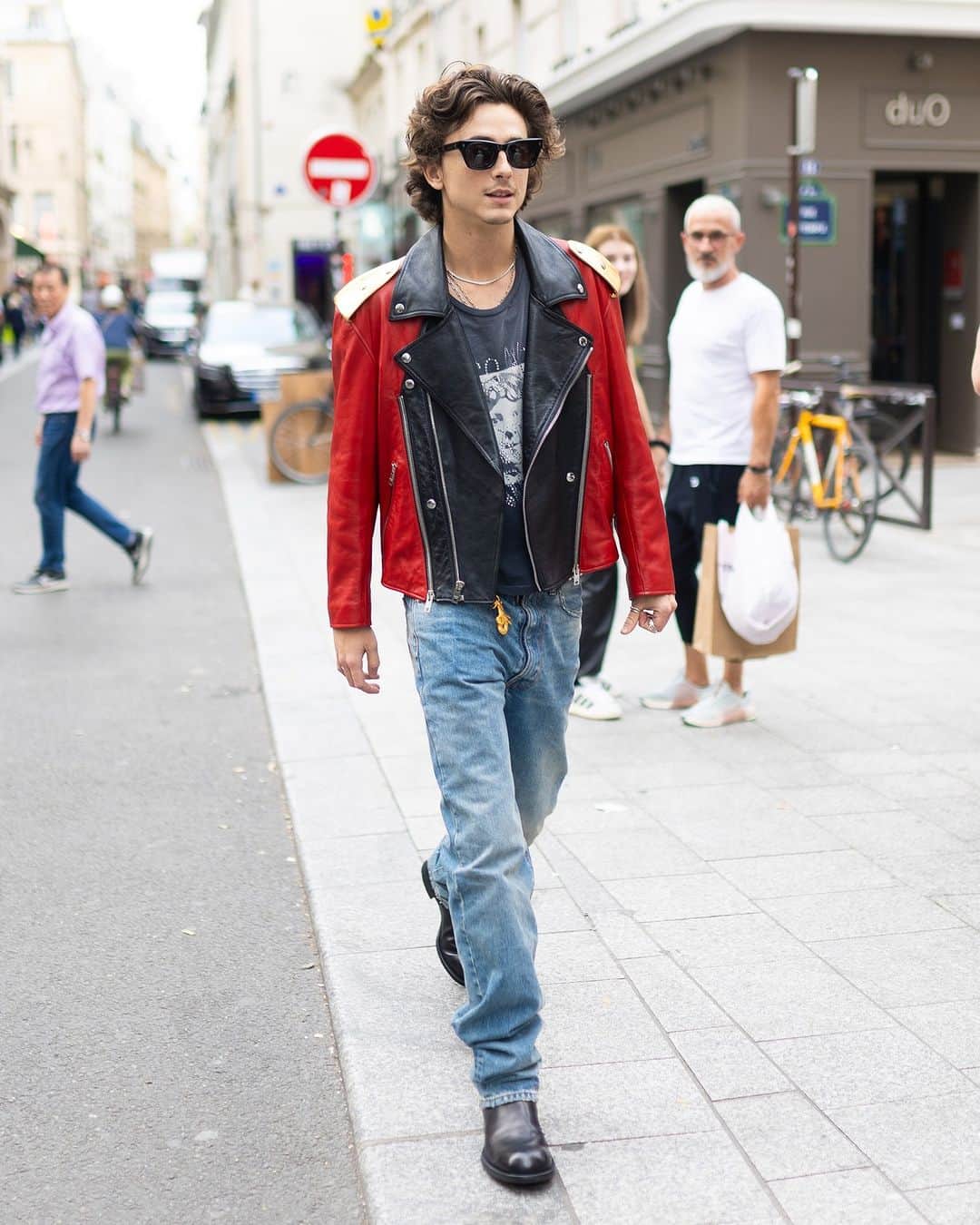 のインスタグラム：「パリで撮影されたティモシー・シャラメ📸まとっているのは、エディ・スリマンによるセリーヌです。  #CELINE #セリーヌ #ティモシーシャラメ」