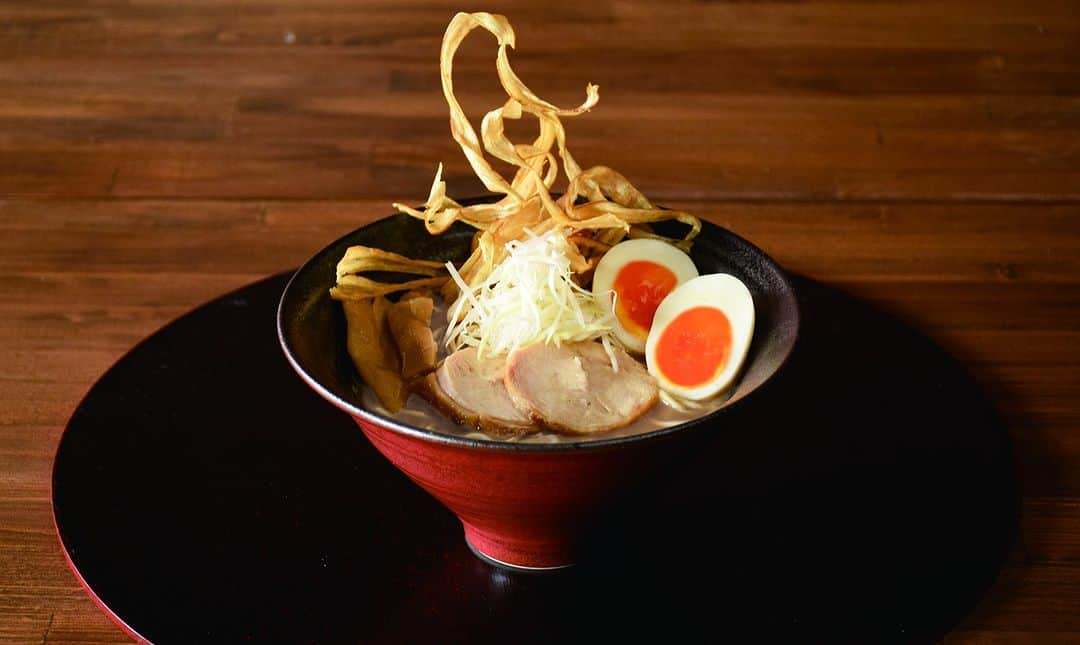 祇園麺処 むらじのインスタグラム：「京都の雅を醸し出すラーメン。揚げたゴボウの触感が病みつきになるそうです💛  Ramen that exudes the elegance of Kyoto. Texture of the fried burdock is addicting 💛   #関西ラーメン部 #ramenlovers #ramen #京都ラーメン部 #kyotodinner #京都ラーメン　 #kyotoramen #四条グルメ #関西ラーメン #京都グルメ #japanramen #kyotolunch #kyotogram #麺テロ #ラーメン好きと繋がりたい　 #kyotonoodle #京都ごはん #むらじ　 #麺活 #麺処むらじ #ラーメン京都 #烏丸御池グルメ #関西ラーメン　 #京都ラーメン #ラーメン」