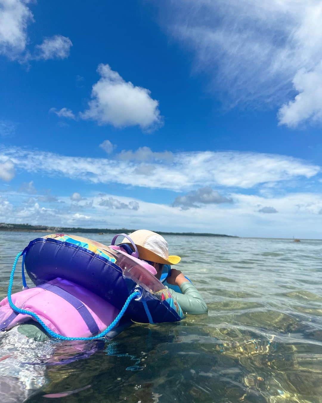 小野麻亜矢さんのインスタグラム写真 - (小野麻亜矢Instagram)「海♡  泳げない人でも 怖くないぐらい引潮で すぐそばに綺麗なお魚だらけ 夢中で永遠に海からあがれない 気がつくと数時間 えーちゃん連れてってくれてありがとう(ToT)  こちら側は台風の影響を受けてなかったので入れました♪ 台風来るのかな？ぐらい穏やかだった、、、騙された笑  #沖縄本島 #夏の思い出 #振り返り投稿 #海は偉大 #癒し #リアル水族館」10月3日 10時01分 - ono_maaya