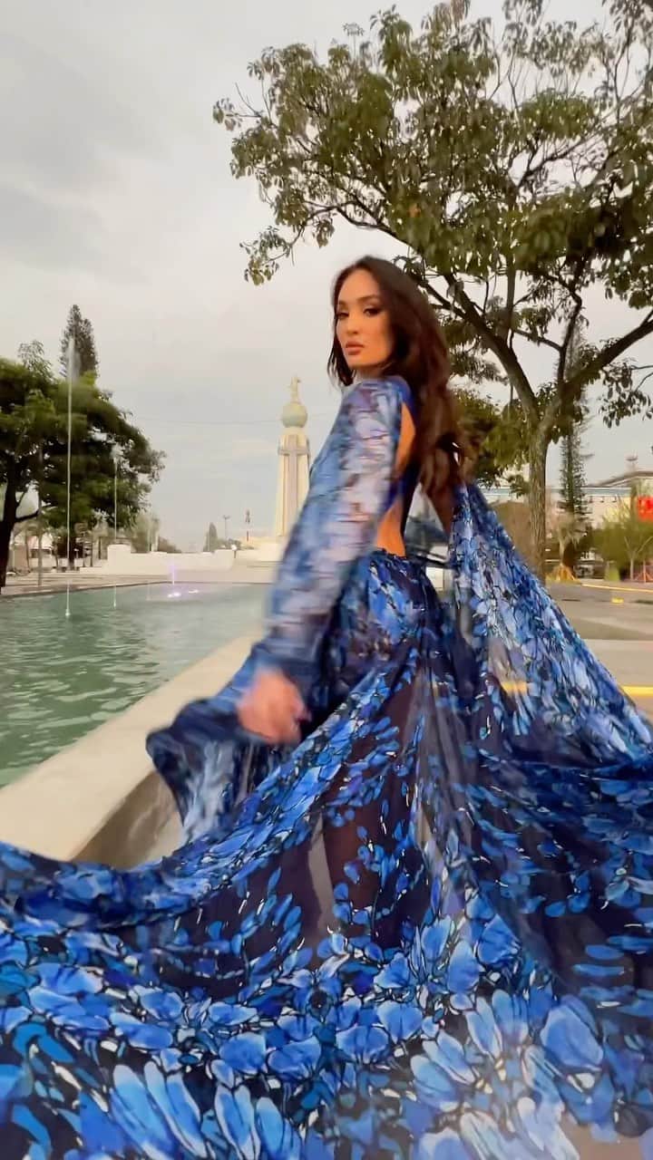 イリス・ミトゥネールのインスタグラム：「Hola El Salvador! 🇸🇻  Day one of the 72nd MISS UNIVERSE pre-shoot is in the books! Watch our stories this week to follow along 📸✨  Where do you want to see @rbonneynola explore!?  Dress by @isabeloriginal」