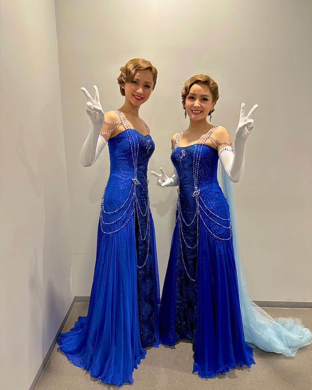 葵わかなのインスタグラム：「． 「ANASTASIA」 東京公演最終週が始まります！ 私は5公演。 楽しみます😊  皆さんにもどうか楽しんでほしい！ 劇場でお待ちしてます！  舞台稽古の時に撮ったものですが、はるちゃんと私の衣装は同じようで実は細かな違いが…！ 青ドレスは微妙に色が違うし、バーガンディガウンは模様が違う。 そして、カツラの毛の巻き方も違うのです！ 面白い。。 やっぱり衣装にも「私たちらしさ」は助けられているんですね。みんな意思を持っているようでとても心強い衣装やカツラ達です☺️  #ANASTASIA」