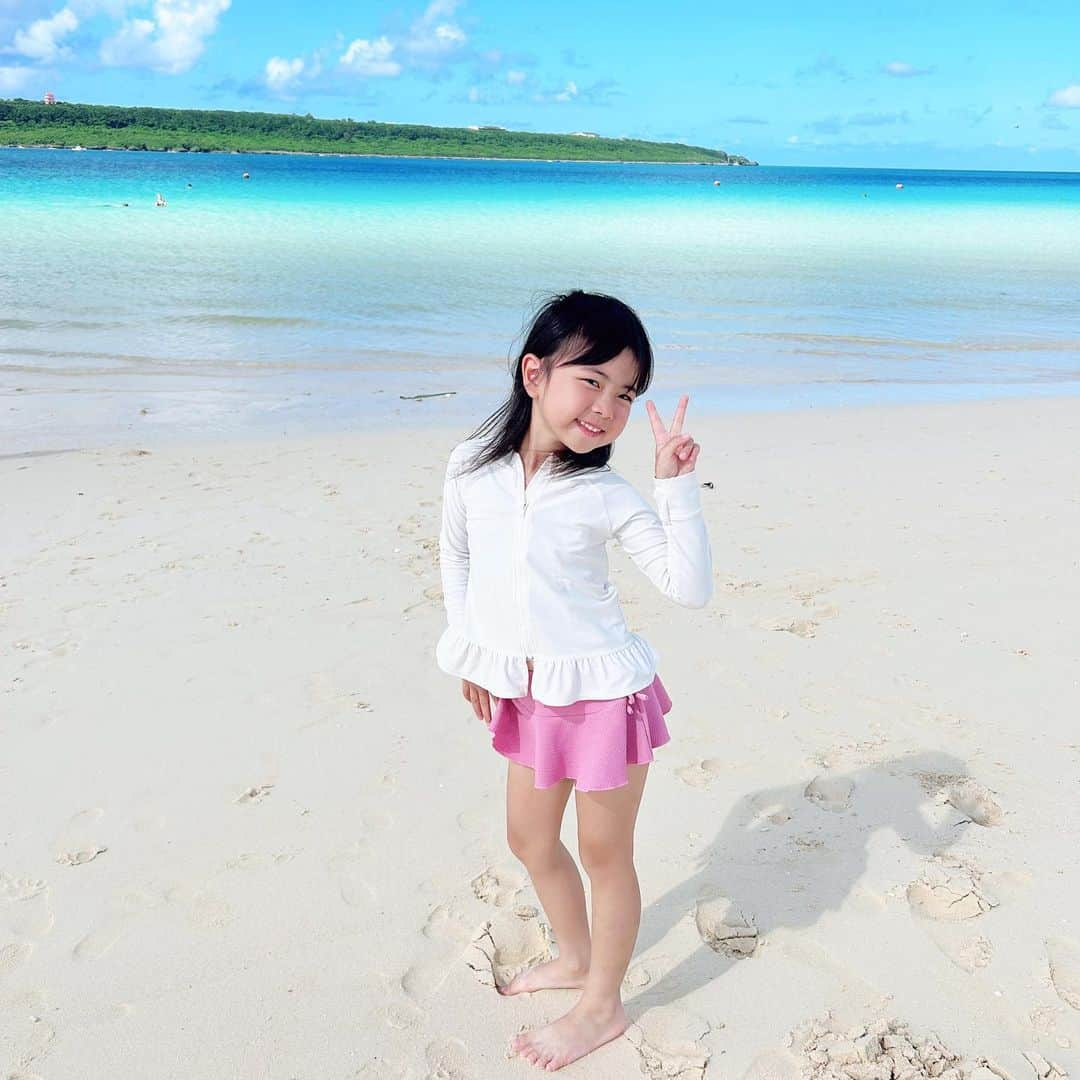 mariomi324のインスタグラム：「東洋一綺麗と言われてる #与那覇前浜ビーチ 🐠🐚🐬🏖👙 本当に綺麗だった🥹 子供たちは初めて海で泳いだんだけど、もう沖縄以外の海入れなさそうだよね😂 ⭐︎ 4日間ずっとお天気に恵まれて本当によかった😍☀️☀️☀️☀️ ⭐︎ 沖縄Photoまだお付き合いくださいませ🙇🏻‍♀️ ✳︎ ✳︎ ✳︎ ✳︎ #宮古島ホテル #宮古島ヴィラ #伊良部島 #伊良部島ヴィラ  #家族旅行 #沖縄 #沖縄旅行 #宮古島 #宮古島旅行 #沖縄ビーチ #宮古島ビーチ #夏休み #夏休み旅行  #okinawa #miyakojima #宮古島ブルー #宮古ブルー #ミヤコブルー」