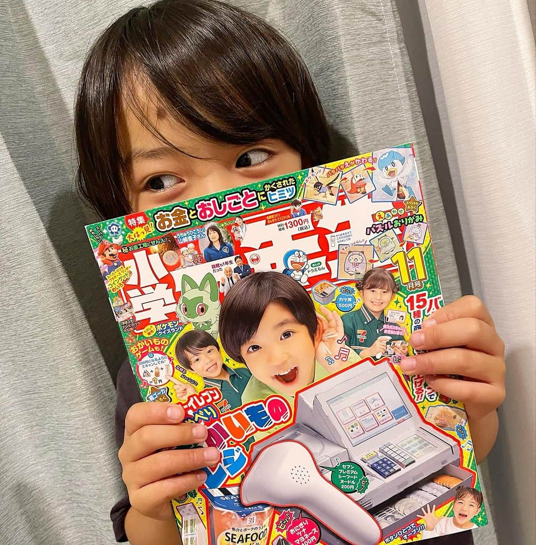 恒松あゆみさんのインスタグラム写真 - (恒松あゆみInstagram)「「小学一年生」11月号、発売中！！  今回も付録がすごい！ 息子と娘がスキャナーを取り合う毎日です(笑)。 私も仲間に入れて〜！！  さらに！ 特集記事は読み応えたっぷり！ 大人が読んでも楽しめます。  読書の秋。 小学一年生を読んで、楽しくお勉強しちゃいましょう✨   #小学一年生 #齋藤統真   #テアトルアカデミー #モデル   #母はまだまだ食欲の秋」10月3日 10時06分 - amyonn