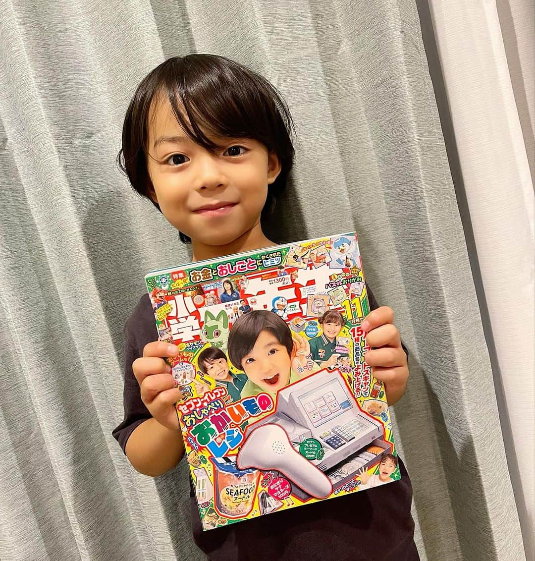 恒松あゆみさんのインスタグラム写真 - (恒松あゆみInstagram)「「小学一年生」11月号、発売中！！  今回も付録がすごい！ 息子と娘がスキャナーを取り合う毎日です(笑)。 私も仲間に入れて〜！！  さらに！ 特集記事は読み応えたっぷり！ 大人が読んでも楽しめます。  読書の秋。 小学一年生を読んで、楽しくお勉強しちゃいましょう✨   #小学一年生 #齋藤統真   #テアトルアカデミー #モデル   #母はまだまだ食欲の秋」10月3日 10時06分 - amyonn