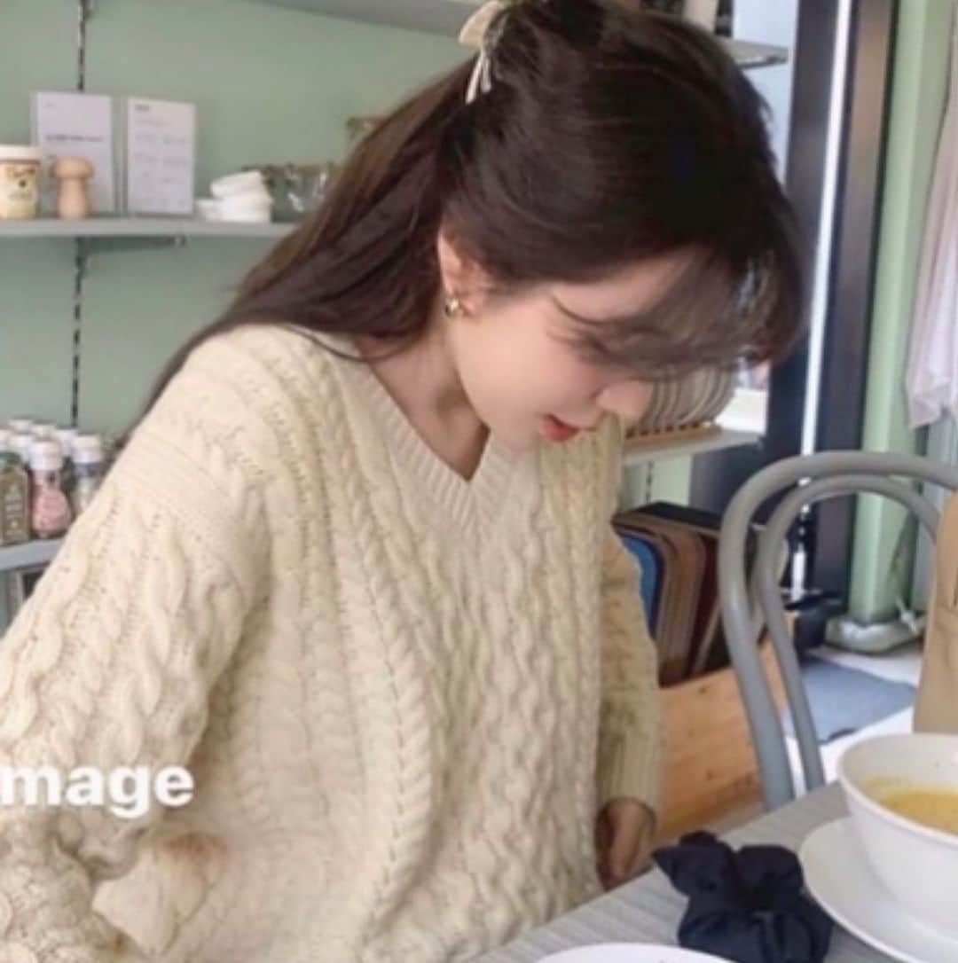 古賀美紀のインスタグラム：「※バングカット、バングカット顔まわり単品メニューは DMからのご予約になります✂︎  希望のお日にち時間帯、フルネーム、お電話番号記入📝  10月まだご予約可能です♡」