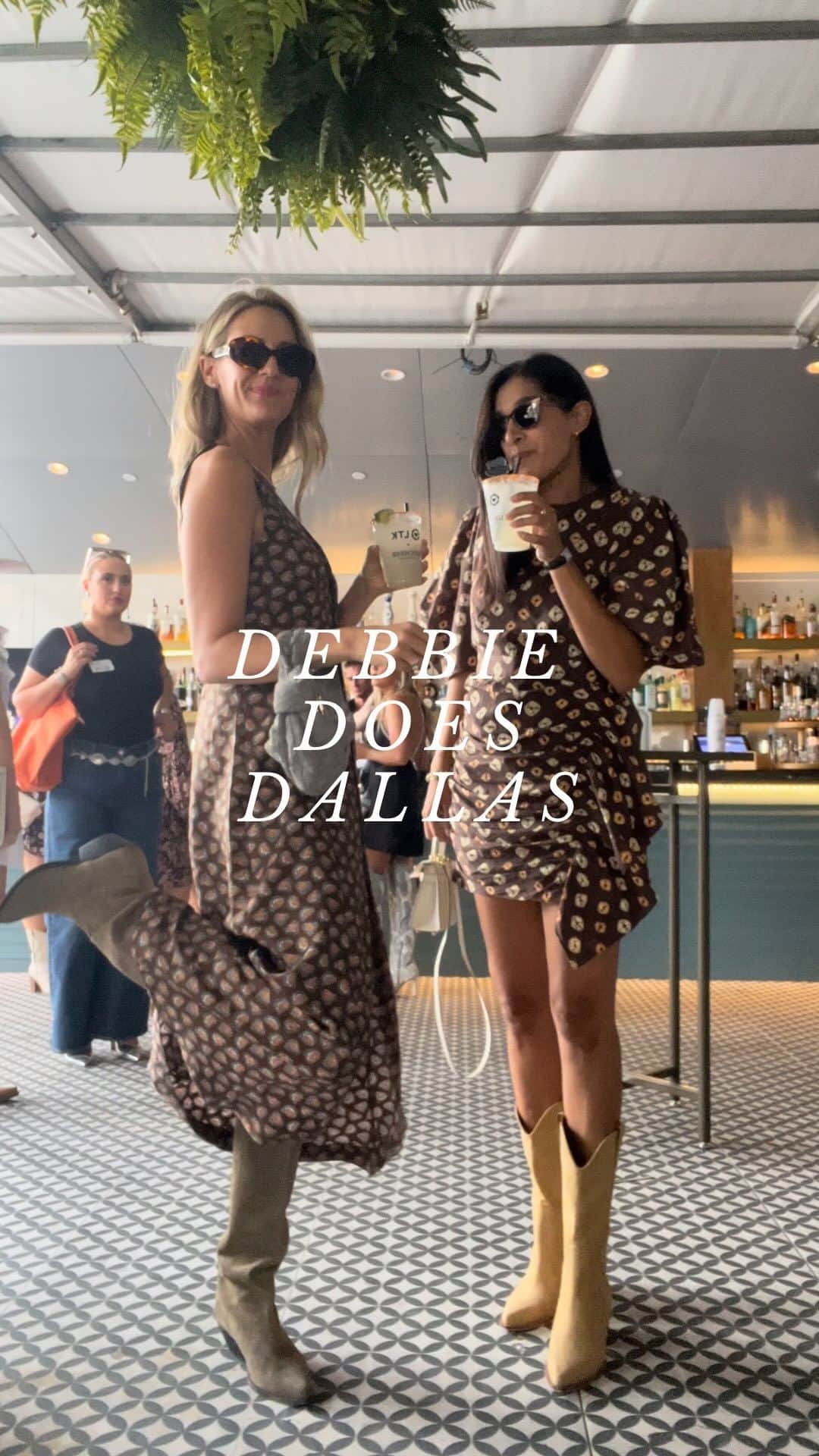 Anna Jane Wisniewskiのインスタグラム：「When your sister from another mister insists you go on a work trip with her, you do it. #ltkcon」