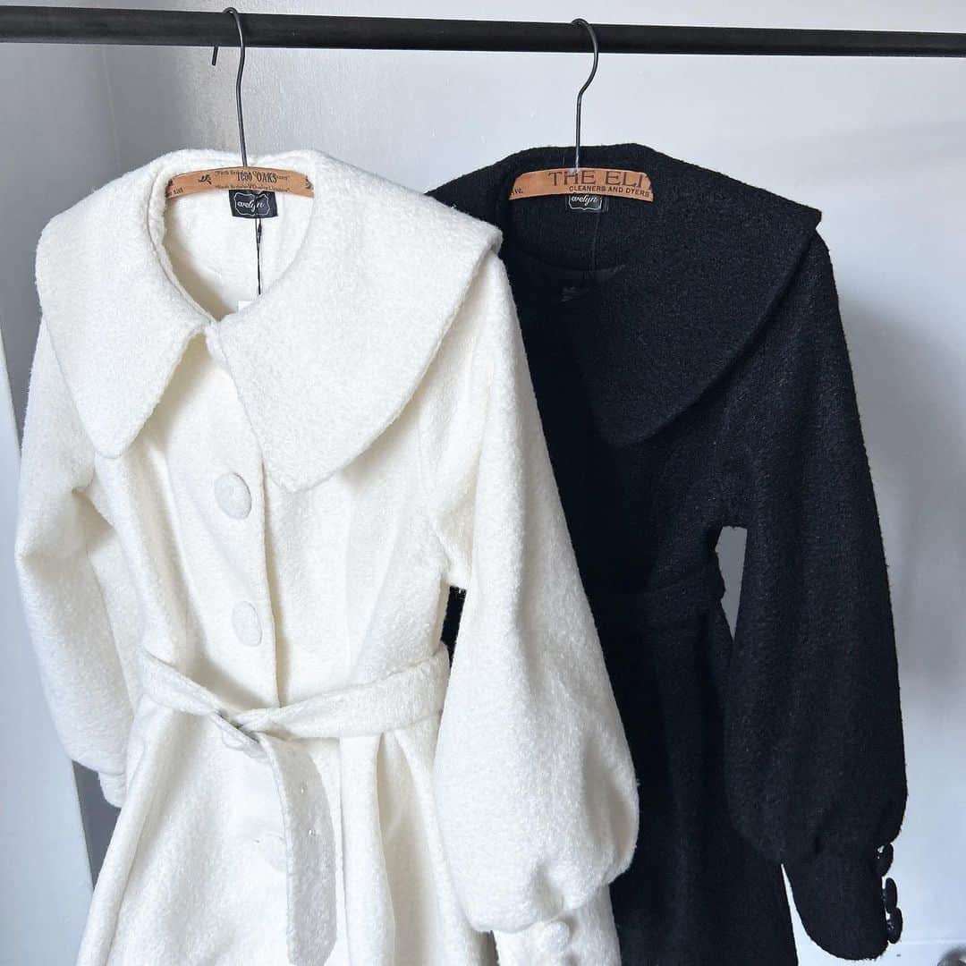 evelynのインスタグラム：「winter coat collection ❄︎𓂃 𓈒 ㅤㅤㅤㅤㅤㅤㅤㅤㅤㅤㅤㅤㅤ 【ついに今週店舗に入荷予定♡】 ㅤㅤㅤㅤㅤㅤㅤㅤㅤㅤㅤㅤㅤ #くるみ大襟コート ¥20,900 【IV/BK】 ㅤㅤㅤㅤㅤㅤㅤㅤㅤㅤㅤㅤㅤ 詳しい入荷日は確定次第、 ストーリーなどでお知らせいたします✨ ㅤㅤㅤㅤㅤㅤㅤㅤㅤㅤㅤㅤㅤ #evelyn #エブリン #ガーリーコーデ #甘めスタイル #甘めコーデ #清楚コーデ #可愛い  #girly #feminine #パステル #girl #evelynコーデ #フェミニンコーデ」