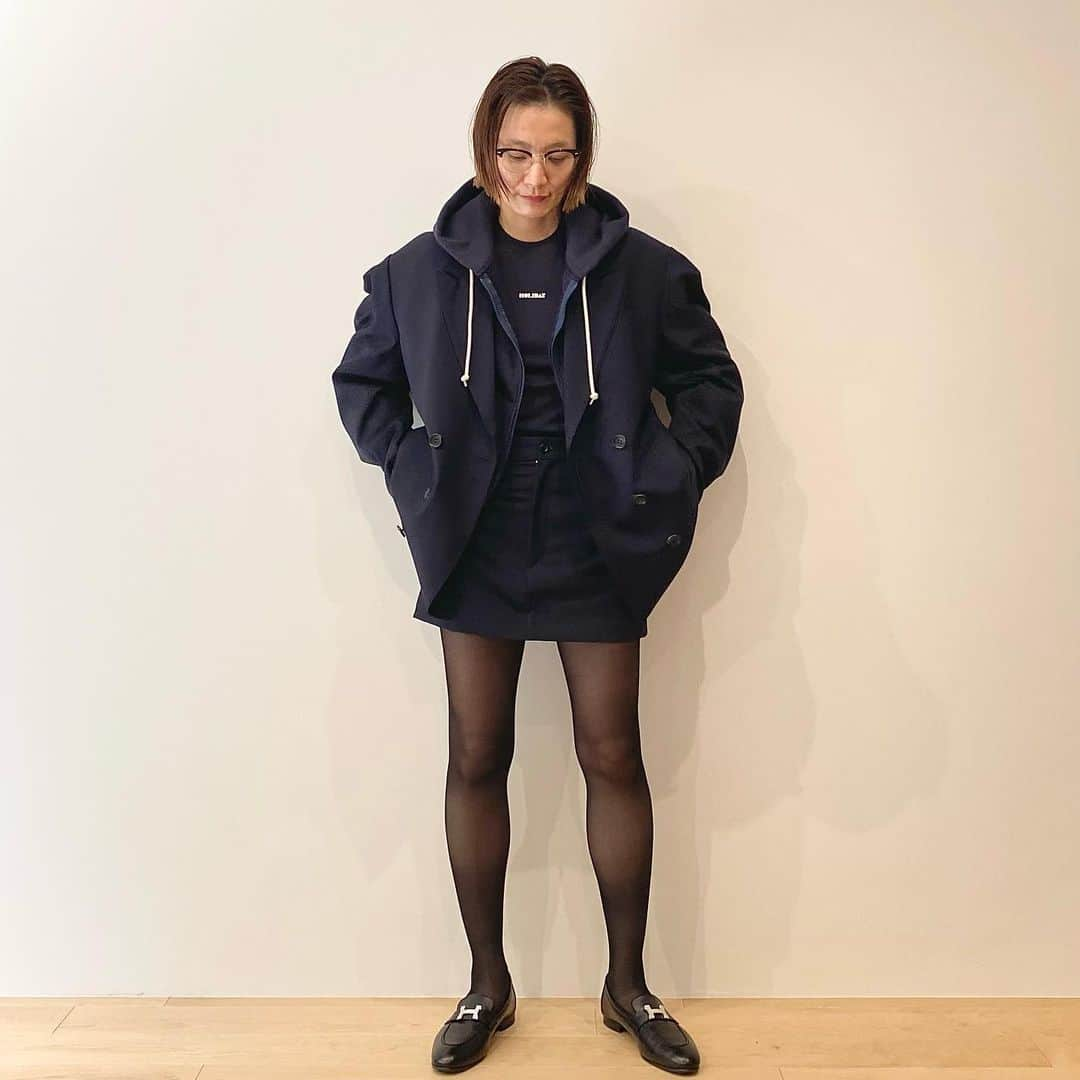 ホリデイさんのインスタグラム写真 - (ホリデイInstagram)「2024 SPRING COLLECTION  WOOL PUFF JACKETのダブルタイプが登場です。今シーズンはミニスカートとのスーツスタイルがおすすめです。ULTRA HEAVY SWEAT ZIP-UP HOODIEとSUPER RIB TOPSをDARK NAVYのワントーン合わせでモードとカジュアルなHOLIDAYらしいMIXスタイルでぜひ☺︎  Height: 162cm Jacket: ONE Hoodie: ONE Tops: 0 Bottoms: ONE @norikokikuchi   #HOLIDAY_PR #HOLIDAY2024spring #HOLIDAY2024springstyle」10月3日 10時11分 - holiday_pr