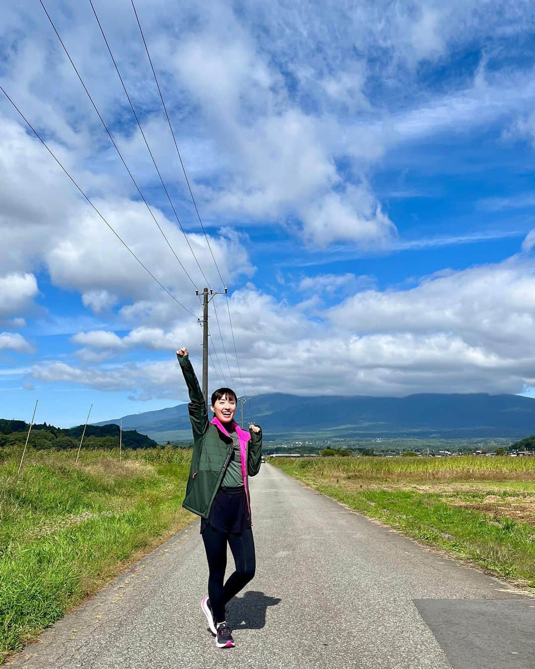 田中千絵のインスタグラム：「🌿長野県·軽井沢🌿  今年も軽井沢発地にある キャベツ畑に帰って来ました🥬  今回は 「ランニングしながら楽しむ信州」がテーマ ランニングしながら感じる景色や風は 通常の旅とはまた違った醍醐味です。  キャベツ畑から望む浅間山。 この日は雲がかかっていましたが 雄大な浅間山に今年も会うことができて とても嬉しかったです！  それでは今日も一日 ランニングしながら旅してきます 🏃🏻‍♀️🏃🏻‍♀️🏃🏻‍♀️ . I’m back!!! Lovely Hocchi🫶🏻 . 今年也有機會回到 輕井澤發地的高麗菜園🥬  這次節目主題為 「用跑步享受信州之旅」 用跑步欣賞的風景和風 與一般旅遊的感覺還是很不一樣！  從高麗菜園看過去的淺間山。 雖然這天山頂被蓋著較厚的雲 但今年也能夠再見到雄大的淺間山 真的很開心很開心！  今天也用跑步旅行，出發囉～ 🏃🏻‍♀️🏃🏻‍♀️🏃🏻‍♀️ . . . #台湾 #台灣 #taiwan  #日本漫遊趣信濃鐵道之旅 #民視電視台11月18日播出 #長野県 #軽井沢 #輕井澤 #発地 #發地 #hocchi  #旅ラン #用跑步旅行 #runningtrip  #台北と東京の生活 #中国語」