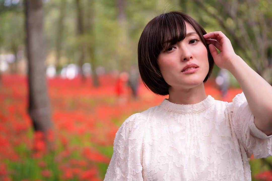 可愛ゆりあのインスタグラム：「曼珠沙華🌺  #ポートレート　#ポートレート撮影 #ポートレートモデル　#portrait #曼珠沙華　#花と私　#プルクラ撮影会 #撮影モデル　#撮影会モデル」