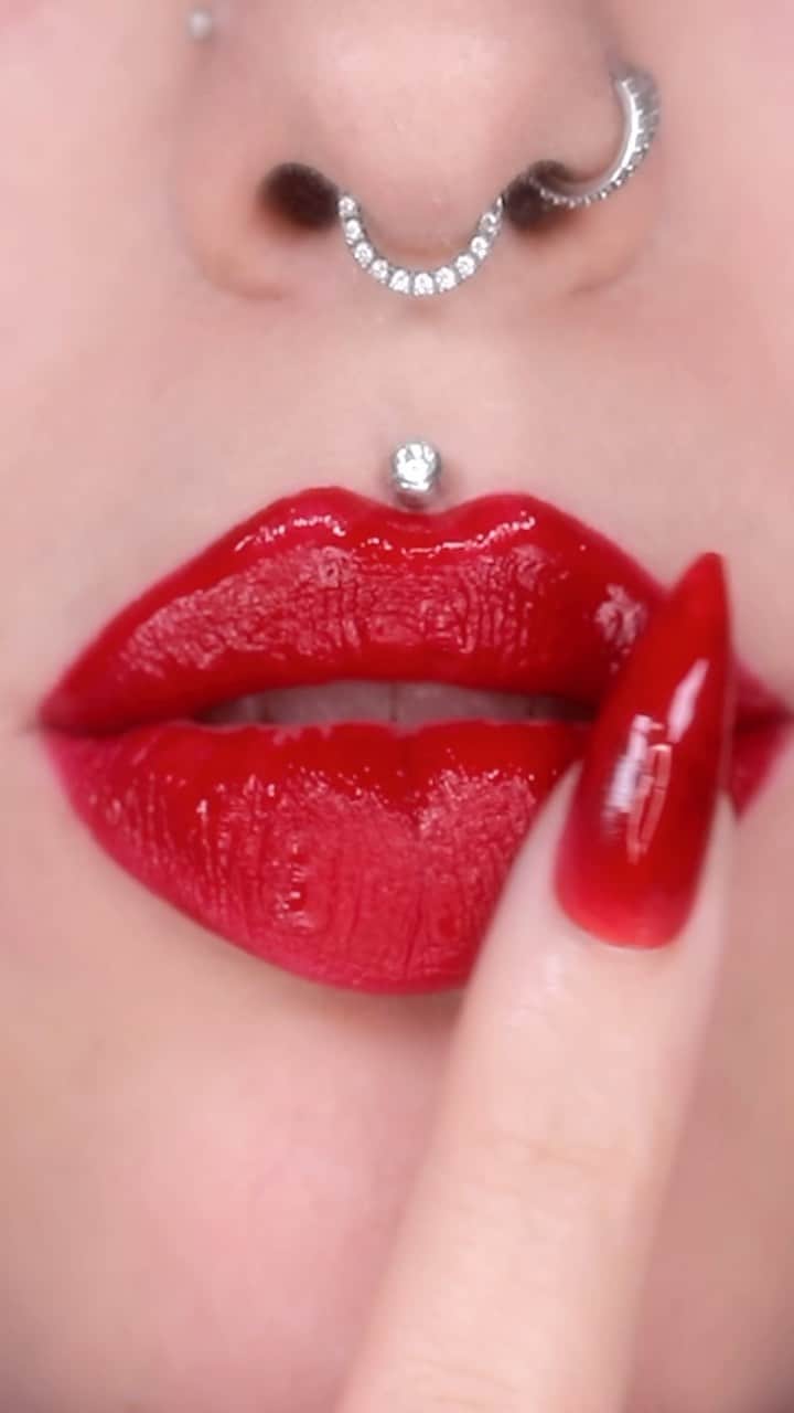 ヤスミナ・ダニエルのインスタグラム：「Vinyl red lips 🩸 This really doesn’t budge!!  @maybelline wicked super stay vinyl ink   #lipstick #oddlysatisfying」