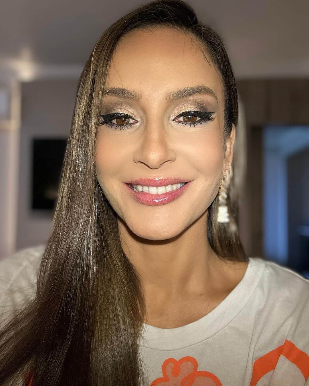 Claudia Leitteのインスタグラム：「Essa cantora tá muito bonita e elegante! Ela faz a make do show dela. :) As unhas estão escandalosamente lindas!」