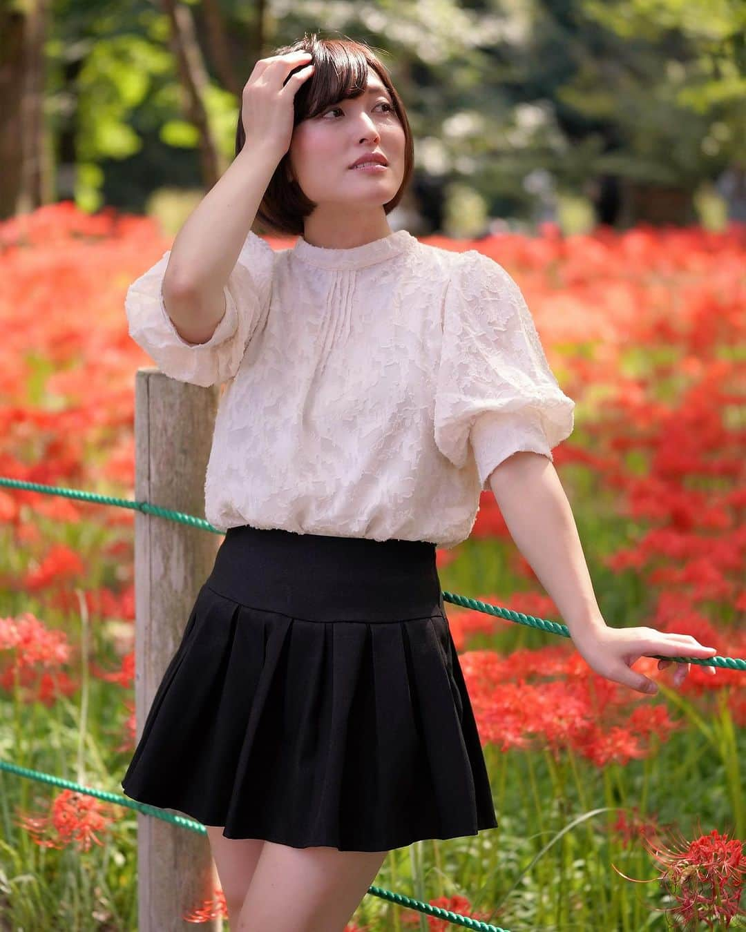 可愛ゆりあのインスタグラム：「曼珠沙華🌺  #ポートレート　#ポートレート撮影 #ポートレートモデル　#portrait #曼珠沙華　#花と私　#プルクラ撮影会 #撮影モデル　#撮影会モデル」