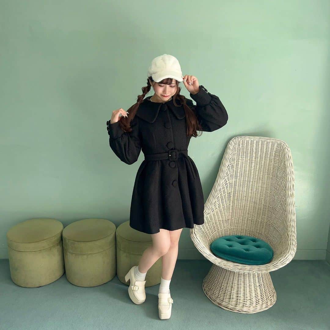 evelynのインスタグラム：「winter coat collection ❄︎𓂃 𓈒 ㅤㅤㅤㅤㅤㅤㅤㅤㅤㅤㅤㅤㅤ 【ついに今週店舗に入荷予定♡】 ㅤㅤㅤㅤㅤㅤㅤㅤㅤㅤㅤㅤㅤ #くるみ大襟コート ¥20,900 【IV/BK】 ㅤㅤㅤㅤㅤㅤㅤㅤㅤㅤㅤㅤㅤ 詳しい入荷日は確定次第、 ストーリーなどでお知らせいたします✨ ㅤㅤㅤㅤㅤㅤㅤㅤㅤㅤㅤㅤㅤ #evelyn #エブリン #ガーリーコーデ #甘めスタイル #甘めコーデ #清楚コーデ #可愛い  #girly #feminine #パステル #girl #evelynコーデ #フェミニンコーデ」