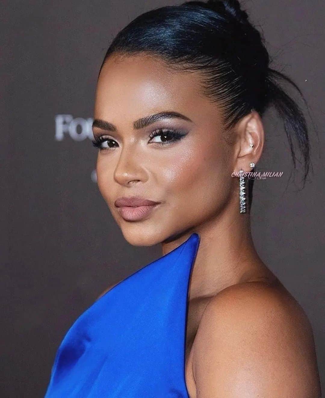 のインスタグラム：「Turning heads in Royal Blue 💙🖤」