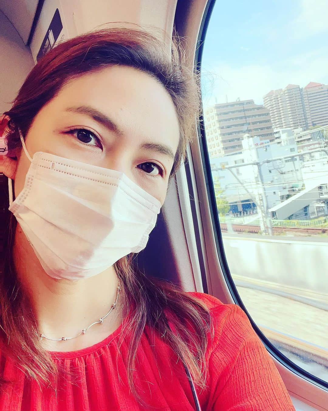 翠千賀さんのインスタグラム写真 - (翠千賀Instagram)「今日は静岡に向かっています。 新幹線指定席、半分以上外国人観光客…少し前なら考えられなかった光景…円安だもんね… わたしはトランクを座席の後ろに置けるところを予約します。 が…多分観光客はわかってないからどんどんそこに荷物を重ねる重ねる！！わたしの荷物の上に！ これ、降りる時どうしよう… しかもみなさんめっちゃでかいトランク！！！ JRさん、絶対ちゃんと考えた方が良いよ…絶対トラブルから…  #新幹線あるある  #観光客　#トランク　#静岡　#新幹線」10月3日 10時21分 - chika.midori