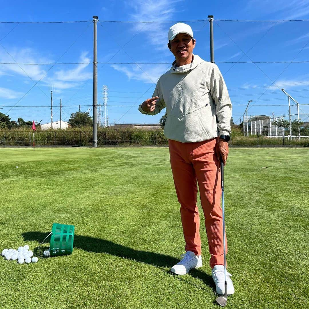 横田英治のインスタグラム：「やっと涼しくなって来ましたね〜😊🎶⛳️  『ヒールクリーク』の秋物が大活躍‼️  ボストンバックもデザイン🎶機能性🎶大満足の物が出来上がりました‼️  #グリップインターナショナル  #ヒールクリーク  #秋冬コーデ  #ゴルフ女子  #ゴルフ男子  #ゴルフウェア  #ゴルフコーデ  #ゴルフ好き  #クラブハウス」