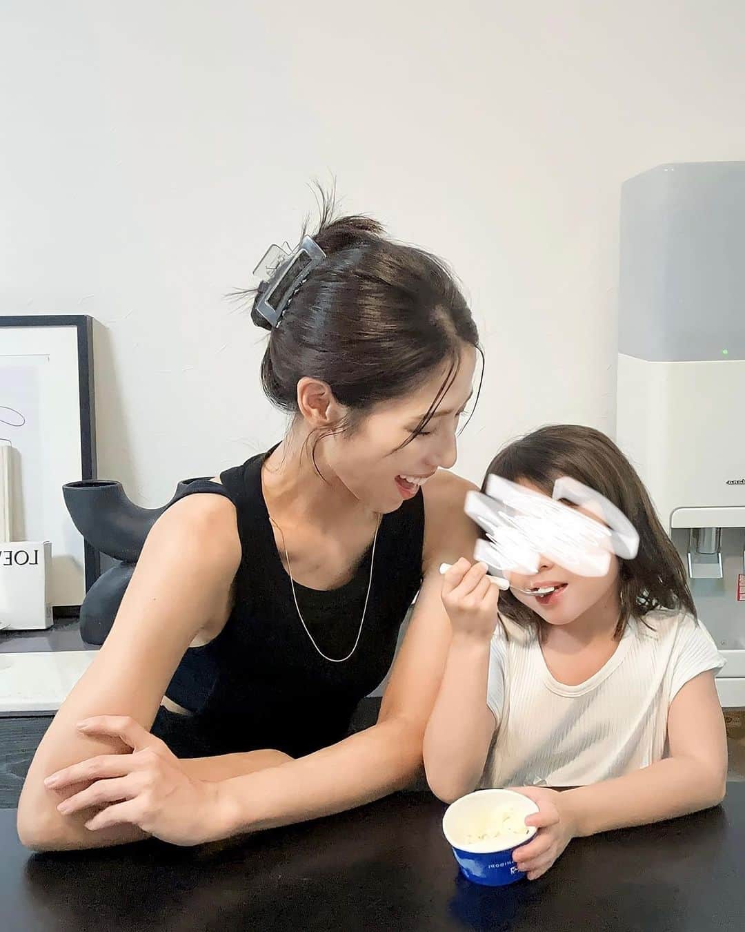 のインスタグラム：「. アイス大好き親子🍨♡  みんな知ってました？ 牧場しぼりって、 国産の生乳、乳製品、卵⻩をはじめ、 その他原料も全て国内製造。食品素材だけで作られた アイスクリームだってこと🫣❣️  しかも生乳は、 しぼって3日以内の新鮮な国産生乳なんですって🤭💡  素材にこだわった食べ物って味がシンプルだったりするから物足りなく私は感じたりするんだけど、 牧場しぼりは素材本来の上質な甘さとなめらかさを しっかり感じるから本当おいしい🥹✨  パッケージもリニューアルされて よりおいしそう感もupしました🤤❣️  #PR#Glico#牧場しぼり#アイスクリーム」