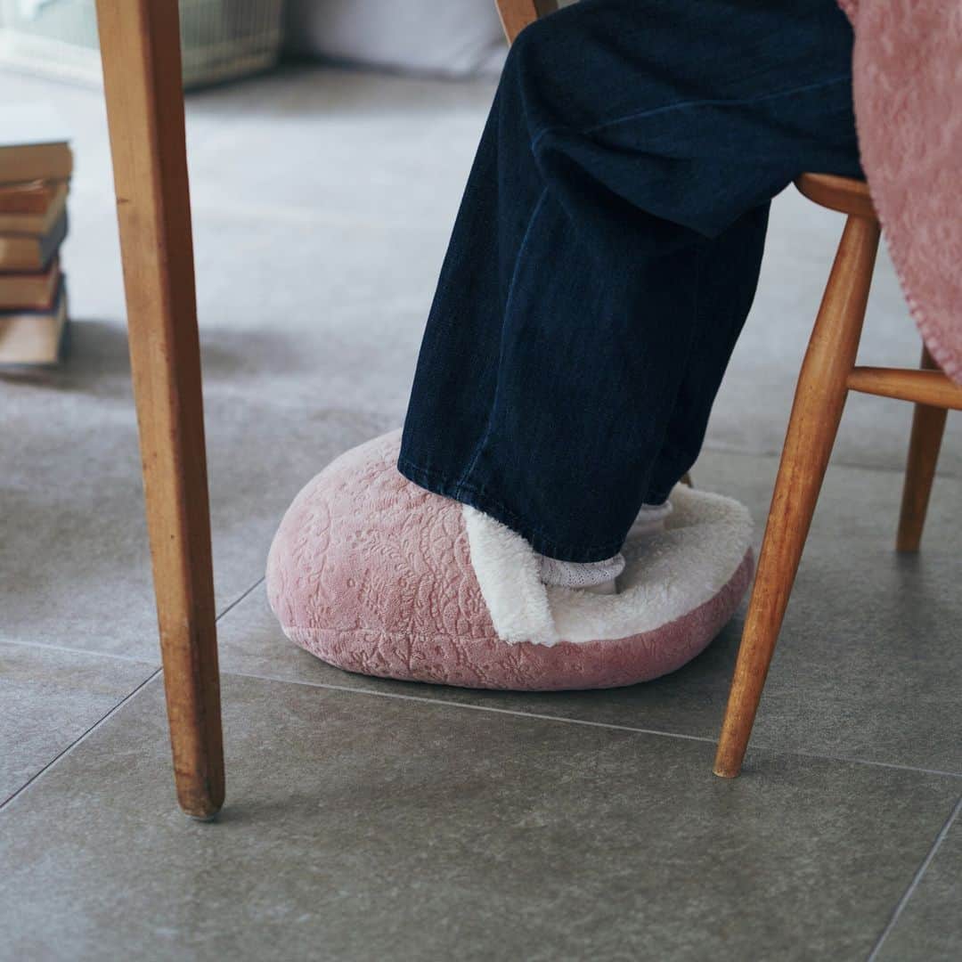 Afternoon Teaのインスタグラム：「足元を冷えから守る 👣  お仕事中やお部屋で過ごすリラックスタイムに、あったかファブリックで寒さ対策を。 両足を入れて使うフットクッションは、 ふかふかの履き心地とあたたかさで足元を冷えから守ります✨  きめ細かいふんわり軽くあたたかな素材を使用しており、触れるだけで癒されるブランケットやリラックスクッションです。  ------------------------------  Afternoon Tea公式アカウントでは 季節のメニューや雑貨の情報を日々発信しています。 ぜひフォローしてください！ @afternoontea_official  ------------------------------ #AfternoonTea #AfternoonTeaLIVING #アフタヌーンティー #アフタヌーンティーリビング #アフタヌーンティーのある暮らし #クッション #ルームシューズ #ブランケット #冬支度 #冷え対策」