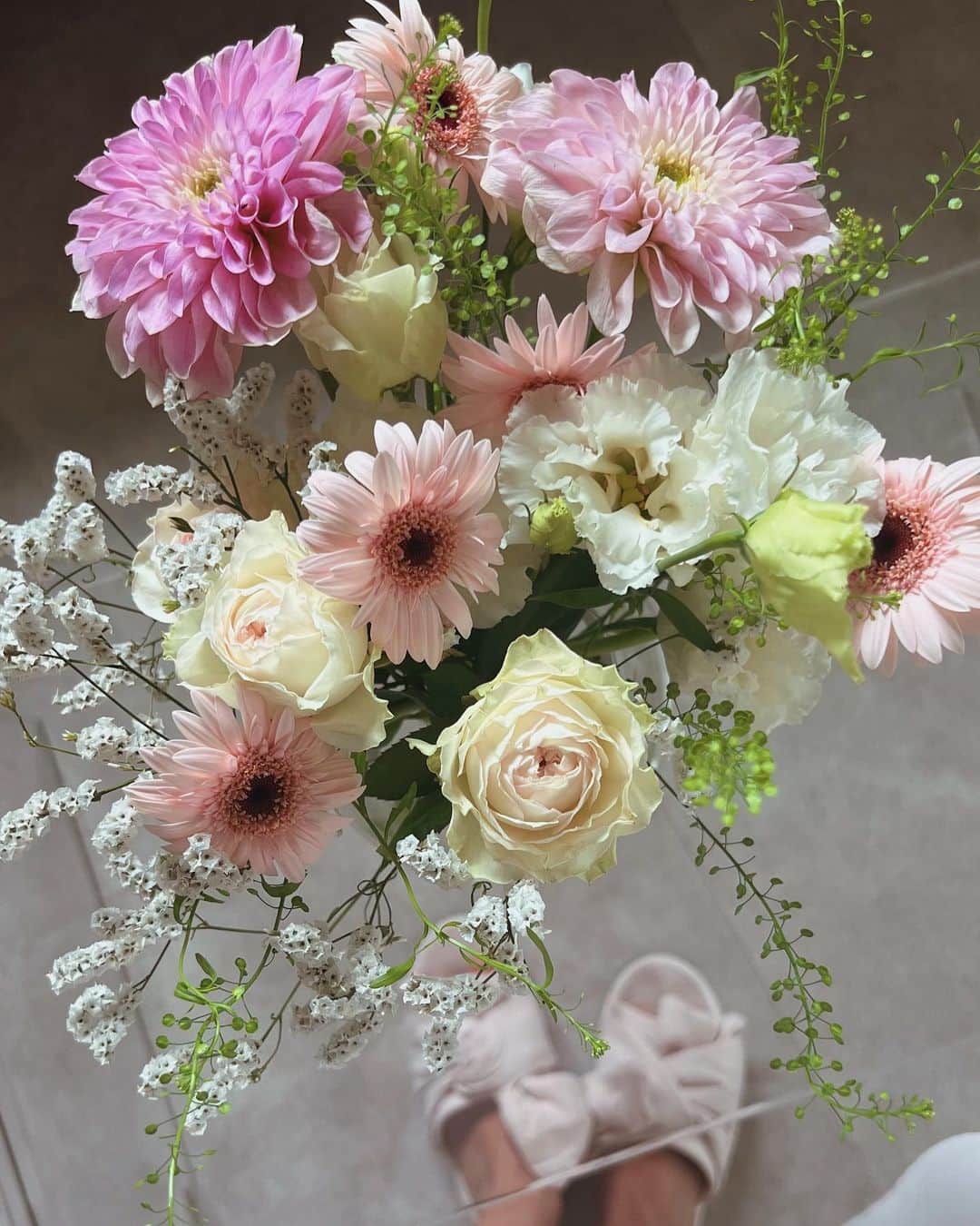 にたまごさんのインスタグラム写真 - (にたまごInstagram)「ピンクとホワイトの花が大好き💐🪿🌸 ⁡ ⁡ ⁡ ⁡ #花 #花のある暮らし #花のある生活  #花が好き #お花のある暮らし #お花のある生活」10月3日 10時33分 - __nitamago__