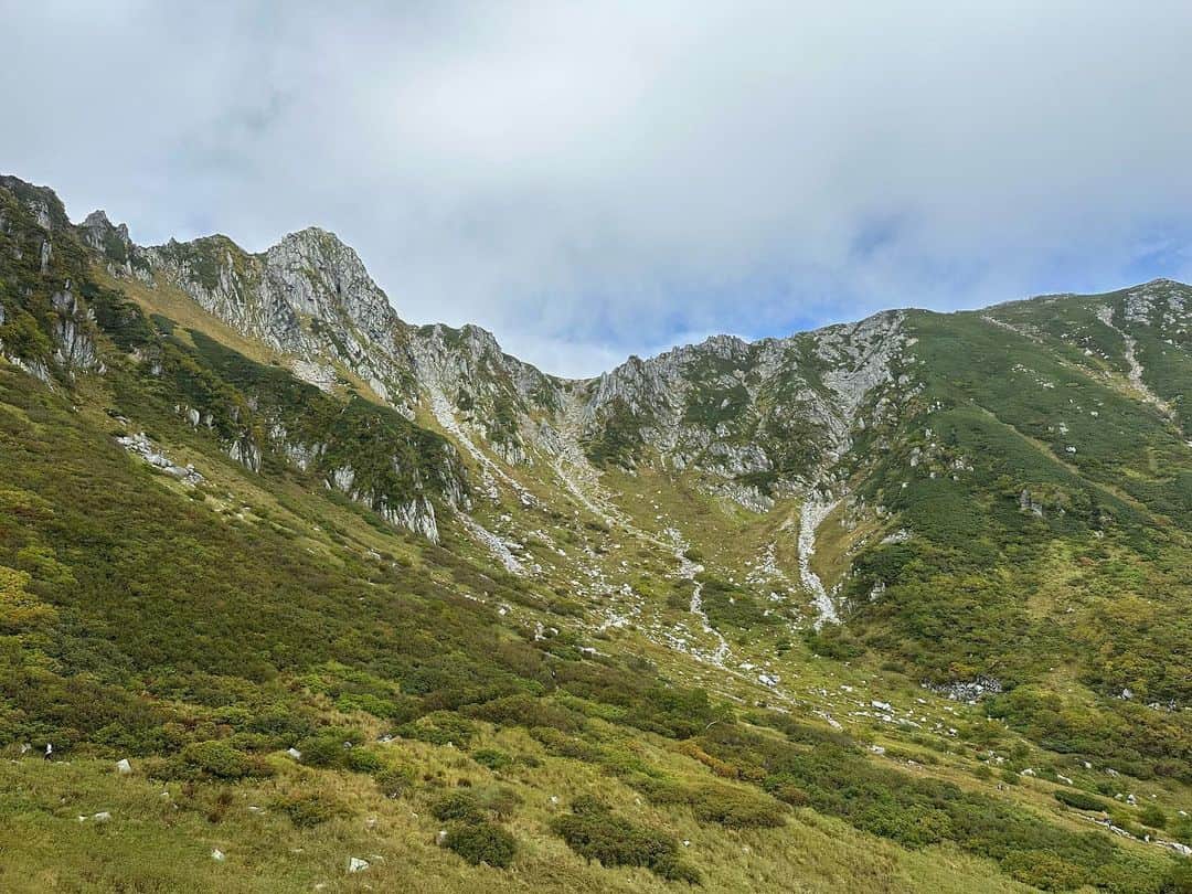 金子貴俊さんのインスタグラム写真 - (金子貴俊Instagram)「■今週の「そこ山」のお知らせです。 10/4（水）22:30~23:00 BS朝日「そこに山があるから」  今回、金子が登るのは中央アルプスの最高峰、木曽駒ヶ岳。 標高2,956mですが、ロープウェイで気軽に登れるため幅広い層の登山者に愛されている山です。 ロープウェイを降りると待っていたのは、氷河によって作り出されたすり鉢状の地形“千畳敷カール”。 畳を千枚敷けるほどの広さから名付けられたこの半円形の窪地、9月下旬〜10月  中旬ごろになると紅葉で彩られます。 　 そんな千畳敷カールからまずは稜線を目指して、標高差200mを一気に登ります。 今回1番の急登！！！ 　 そして標高3,000m近い山頂からは、中央アルプスの最高峰ならではのダイナミックな景観が広がっていました。 　 木曽駒ヶ岳（きそこまがたけ） 長野県上松町・木曽町・宮田村 標高：2,956m  番組ホームページ https://www.bs-asahi.co.jp/sokoyama/  ★番組公式Instagram、Twitterで「いいね！」など応援よろしくお願いいたします。  #登山#山登り#山歩き#木曽駒ヶ岳#山好きな人と繋がりたい #登山好きな人と繋がりたい  #コロンビア#columbia  #そこ山」10月3日 10時34分 - takatoshi_kaneko