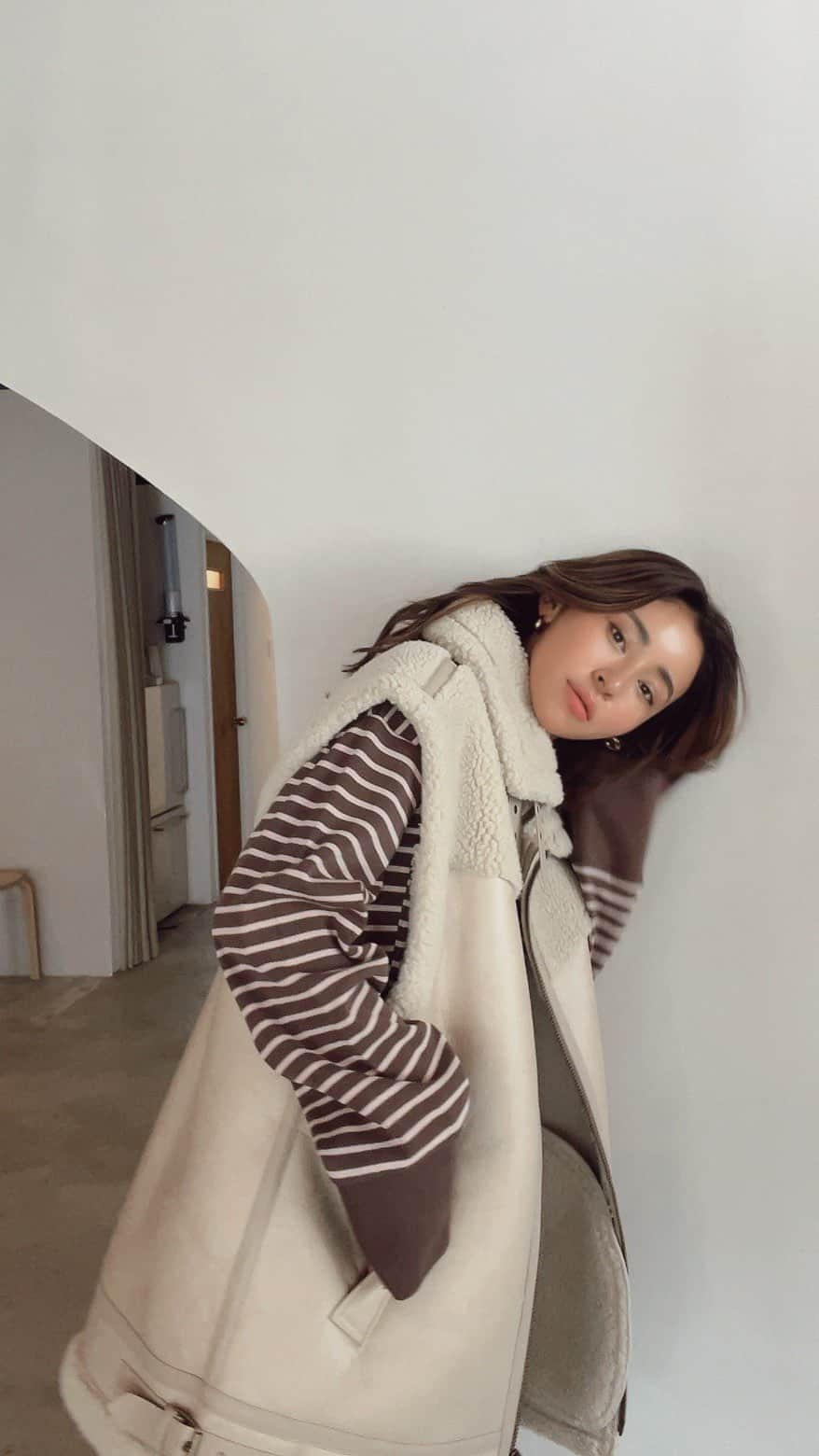 山中美智子のインスタグラム：「朝の支度LIVE 秋のふんわりタレ目顔メイク🍪 浮腫みとれるストレッチ  やりました✌🏾  使ってたスキンケアやクッションファンデは @favs__official  です🫡  生活感ある雑音沢山入っててごめんねw 後ほどアーカイブいくので是非保存してみてね☺️」