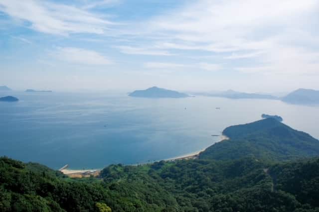 のインスタグラム：「. 【ミニハイキングにおすすめ絶景スポット⛰】 今日は「と（１０）ざん（３）」で #登山の日 です。 晴れた日には内海町横島の切石山の頂上にある「王城切石山公園」へ登ってみるのはいかがですか？車を停めて階段を少し上った先には、標高228ｍから望む瀬戸内海の島々と海の美しい景色が広がりますよ😄  #福山 #福山市 #広島 #広島県 #山 #登山 #ハイキング #瀬戸内海 #切石山 #絶景スポット #fukuyama #hiroshima #mountain #mountains #hiking」