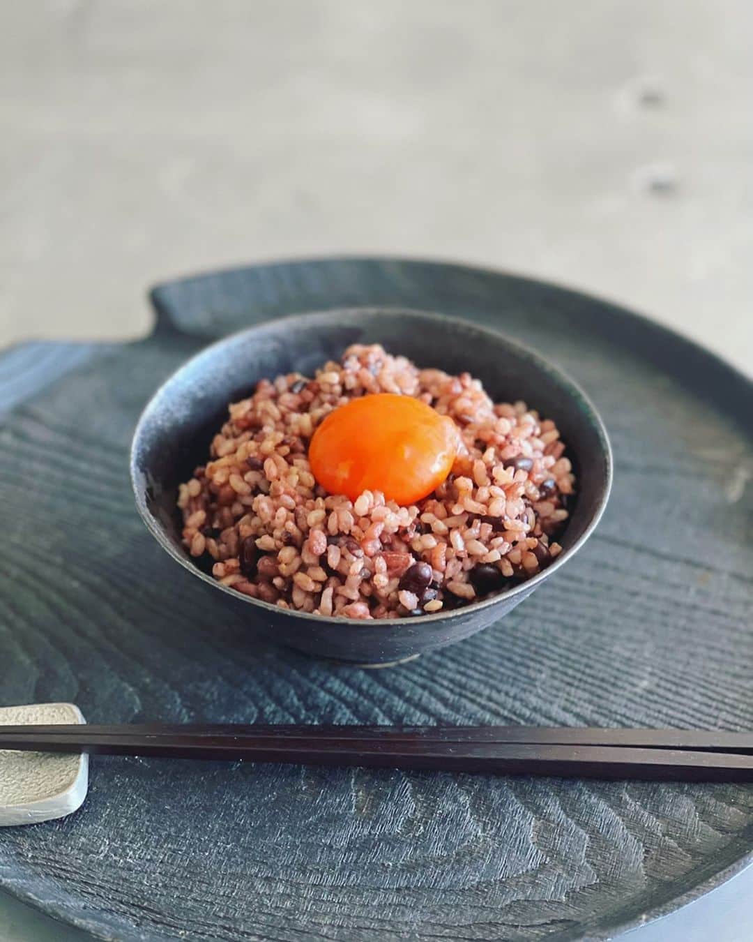 神崎恵のインスタグラム：「・ お弁当用の唐揚げの下味に卵白をつかったから、残った黄身でたまごかけごはん。 昨晩から醤油漬けにしておいた🥚 白米にしたらよかったなぁと思いながらも、 あっという間に完食。 韓国味噌で煮込んだ納豆チゲも美味しかった。 いってきます。」