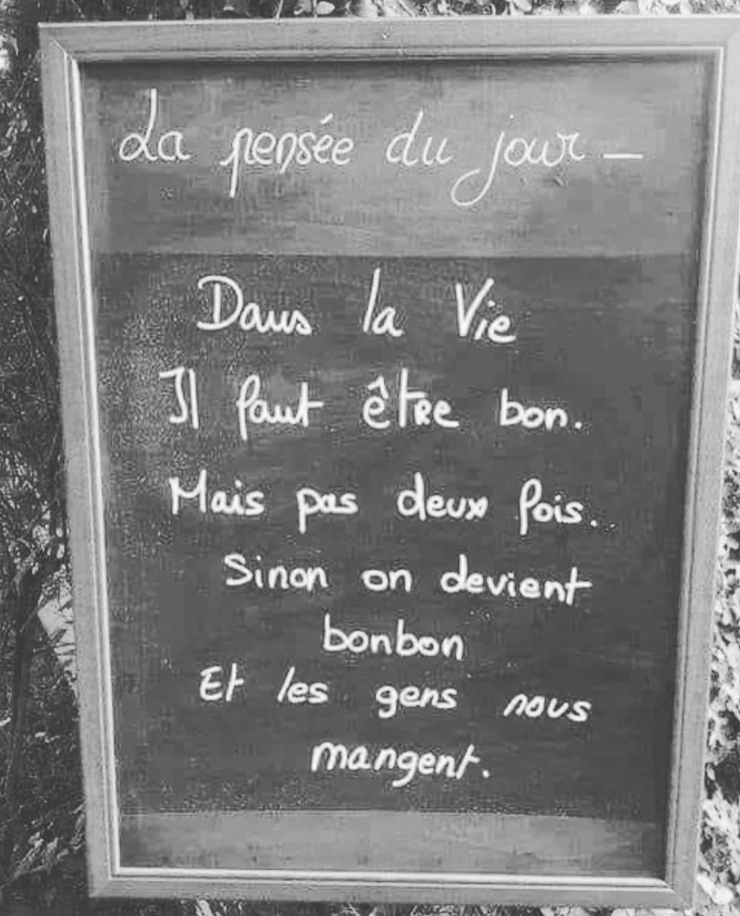 sananasのインスタグラム：「Ma pensée du jour méritait un post 😉 Bonne journée ma Sananas Fam 💚Je suis trop heureuse de vous avoir croisé un peu partout pendant cette Fashion week. Vous avez toujours les mots qu’il faut, vous êtes bons. Pas des bonbons.」