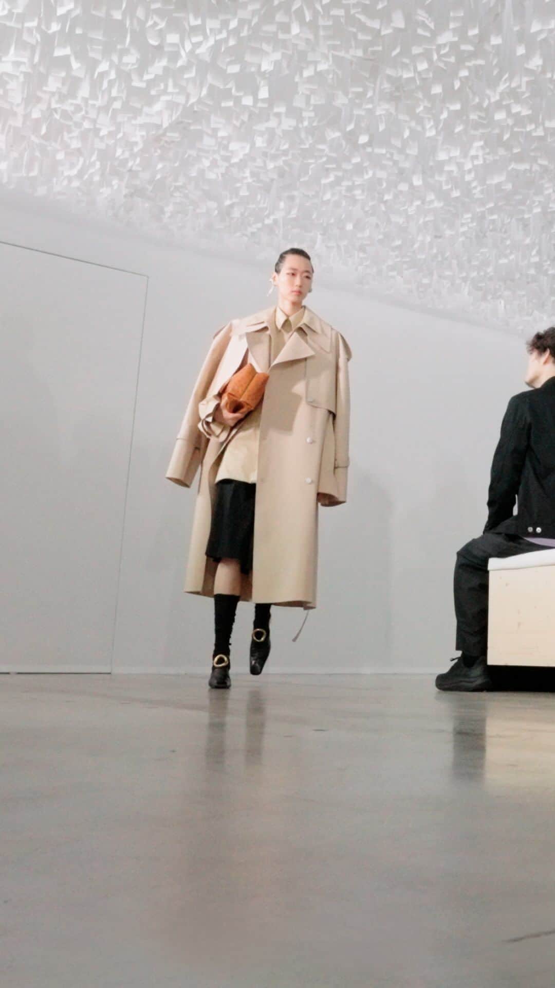 ジルサンダーのインスタグラム：「#JILSANDER  Women’s and Men’s Spring/Summer 2024 Watch the full show on jilsander.com   #JilSanderbyLucieandLukeMeier」