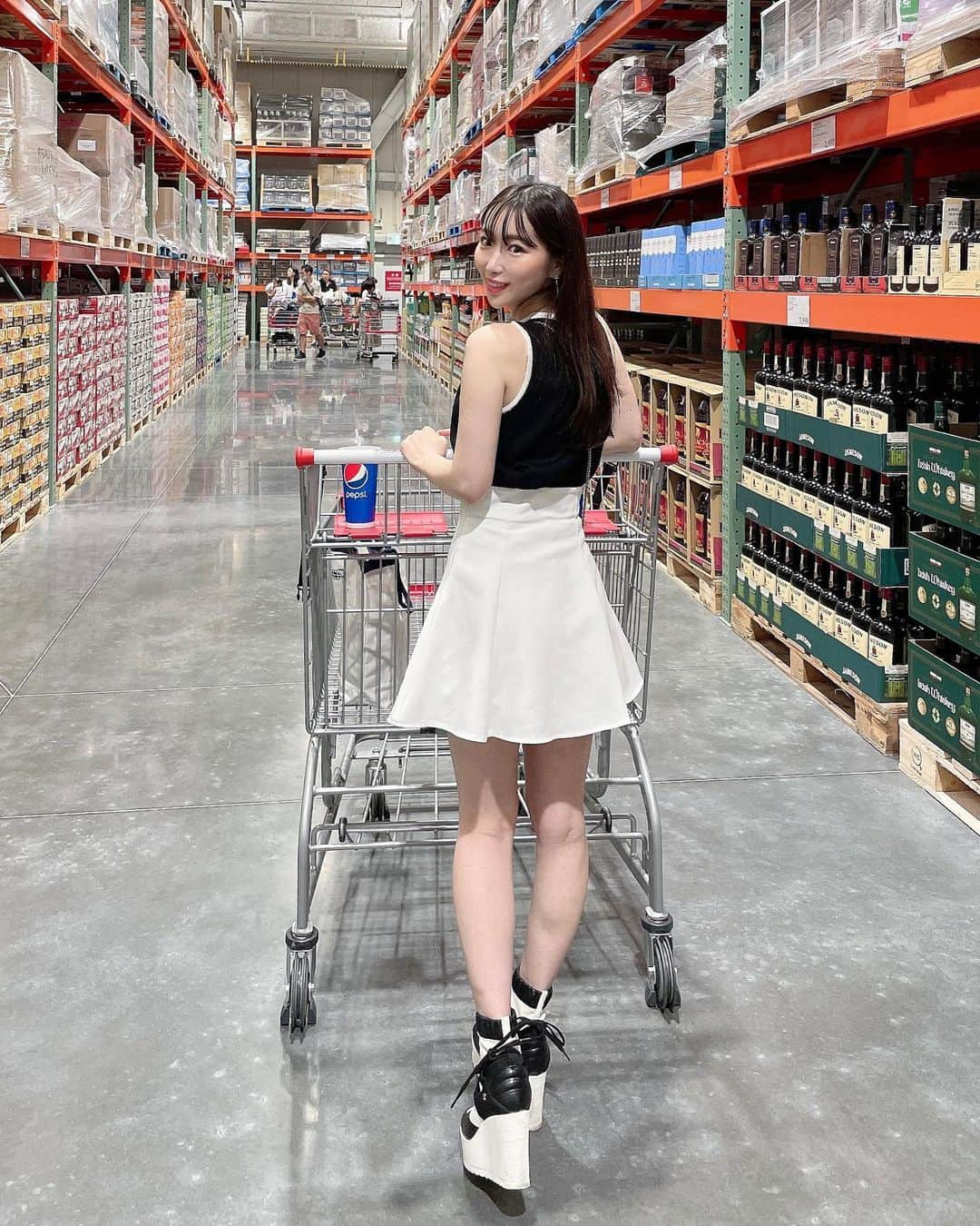 ゆうなのインスタグラム：「Costco🥳 嬉しそう(*´`*)🛒𓈒𓂂𓏸 、 、 、  #costco  #お買い物 #私服」