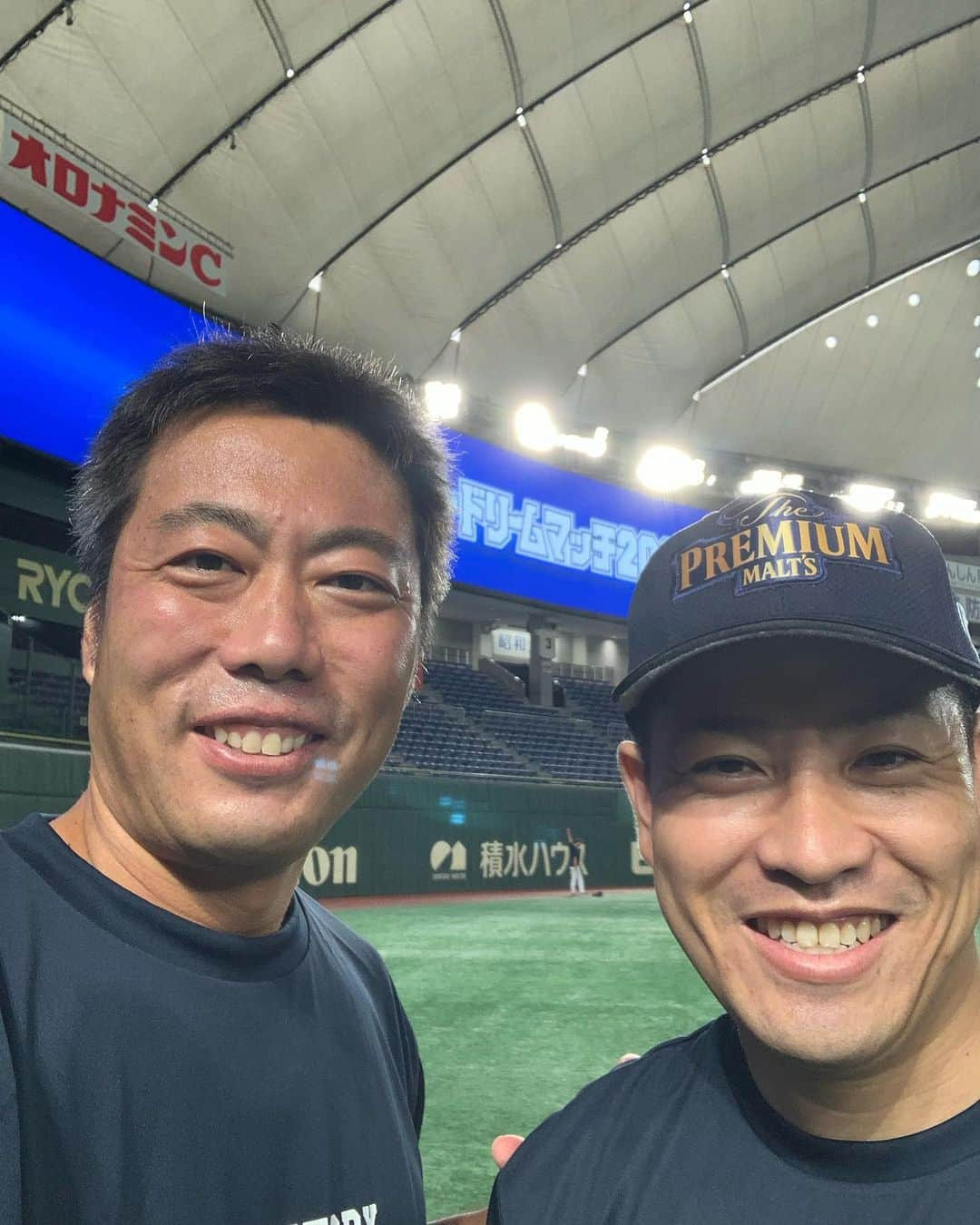 上原浩治さんのインスタグラム写真 - (上原浩治Instagram)「独特な投げ方の２人☺️  アンダースローの牧田和久❗️ ノールック投法の岡島秀樹❗️  自分に合った投げ方を探す！ 一番大事なこと  #牧田和久　#岡島秀樹　#西武ライオンズ  #巨人　#ジャイアンツ　#投手　#NPB  #MLB  #⚾️  @koji19ueharaのフォローをお願いします  #上原浩治の雑談魂の登録を   http://www.koji-uehara.netにコメントを」10月3日 21時41分 - koji19uehara