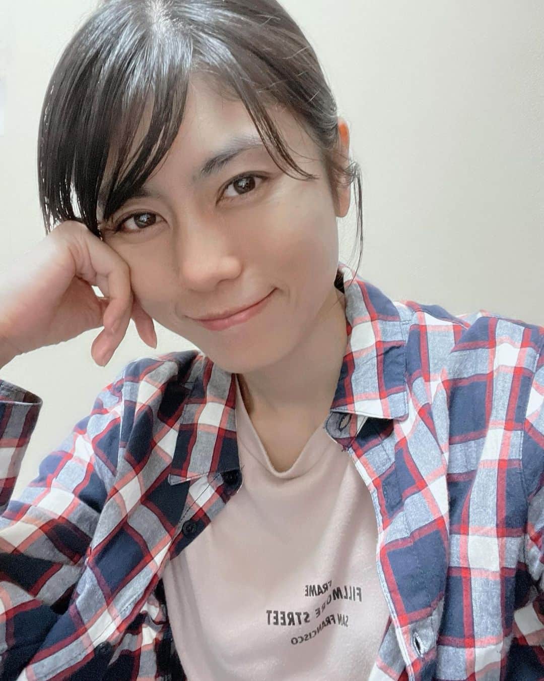 のインスタグラム：「半袖だと肌寒く、長袖だと少し暑く・・・ 更には時間帯ごとでどっちがベストが変わるから服装が難しい！！！！！ 　 今週土曜日は撮影会☆ 衣装をどうしようかな～と考えるとまず半袖？長袖？ってところから悩みます（笑） 　 1～2部は半袖なのかなぁ～。で、BBQの頃は着こむ！！！ 　 先日もお知らせしましたが、バーベキューご参加のみ食料手配等の関係で、本日中でご予約受付を締め切らせていただきます。お急ぎください！！ 撮影会の受付は前日までOKですよ☺︎」