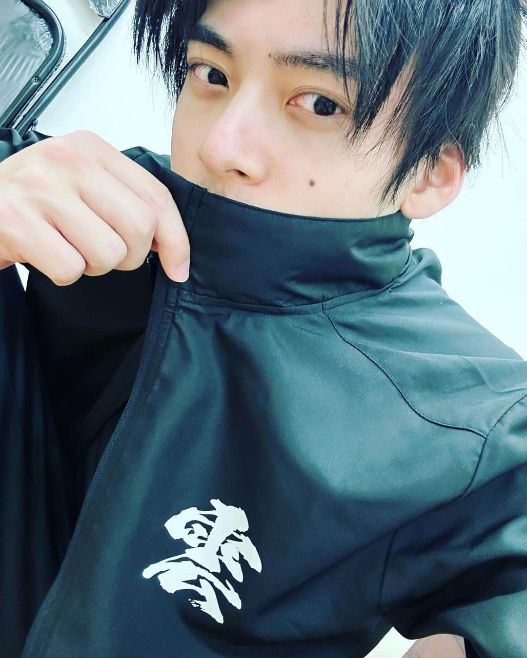 平田雄也のインスタグラム：「雲霧一党ジャージ🌫 中井貴一さんからいただきました。京都でとにかくよく着ました。一党の証👏🏻  #雲霧仁左衛門 #京都 #ジャージ」