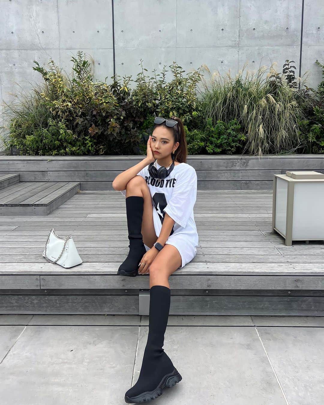 NANCYのインスタグラム：「A型ですって書いてある服🤣👏🏽  @yelloshoes_official でブーツ買った時にノベルティでもらったの！  これは最近買ったブーツなんだけどちょーーお気に入り🤭 昨日の投稿でも履いてた！！  #ootd#fashion#autumnoutfit#ロングブーツ#秋コーデ#tshirts #longboots」