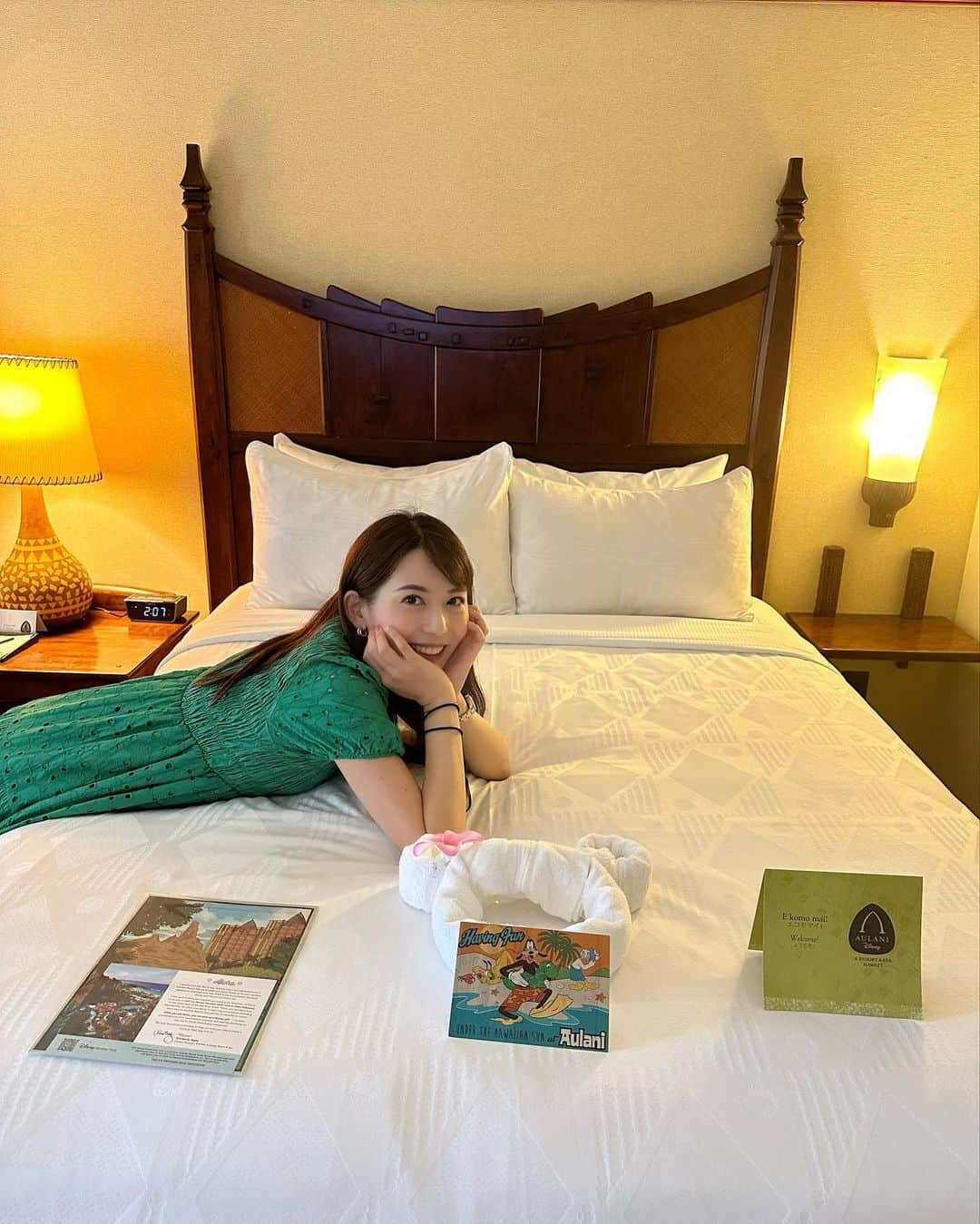 早川茉希さんのインスタグラム写真 - (早川茉希Instagram)「【子連れハワイ記録🌴アウラニ編】 3日目は泊まってみたかった アウラニのディズニーホテルへ🏨🐭 @disneyaulani   レンタカーを借りて初めて海外で運転しました、、 ドキドキしたけど気持ちよかった😍🚗  アウラニは広くて小さい子どもが遊べる 浅いプールも沢山あって楽しい❣️ 子ども目線の場所に覗き穴などの仕掛けもあって🥰 パークにいるようなワクワク感🏰✖️リゾート🌴🟰最高🤣💓  かなーり慎重派の息子は プールは怖がって泣いてしまったけれど もう少し大きくなったら めちゃくちゃ楽しい場所だとわかるはず！！！ プールサイドからすぐプライベートビーチに出られるのも🙆‍♀️⛱️  キャラクターに会える朝食は 1ヶ月前からネット予約しました🫶 夜ご飯は、お隣のホテルのNoeへ🍽️ テラスの雰囲気最高、味も美味しく 子連れにも優しくて大大満足でした😍🌿  今回はアウラニに1泊しかせず ミッキーのダンスも見られなかったし プールも半分くらいしか楽しめなかった感覚なので また必ず行きたいな🥹🙏  #ハワイ #ハワイ旅行記 #子連れハワイ  #アウラニ #アウラニディズニー #グリーティング #ディズニーホテル #2歳ハワイ #2歳0ヶ月 #子連れ海外 #子連れ旅 #夏休み2023 #hawaii #travelphotography #travelgram #aulani #aulanidisneyresort   🏷️ #maki_hawaii2023   #ストーリーハイライトにも載せています🫶🌺」10月3日 21時42分 - maki_hayakawa