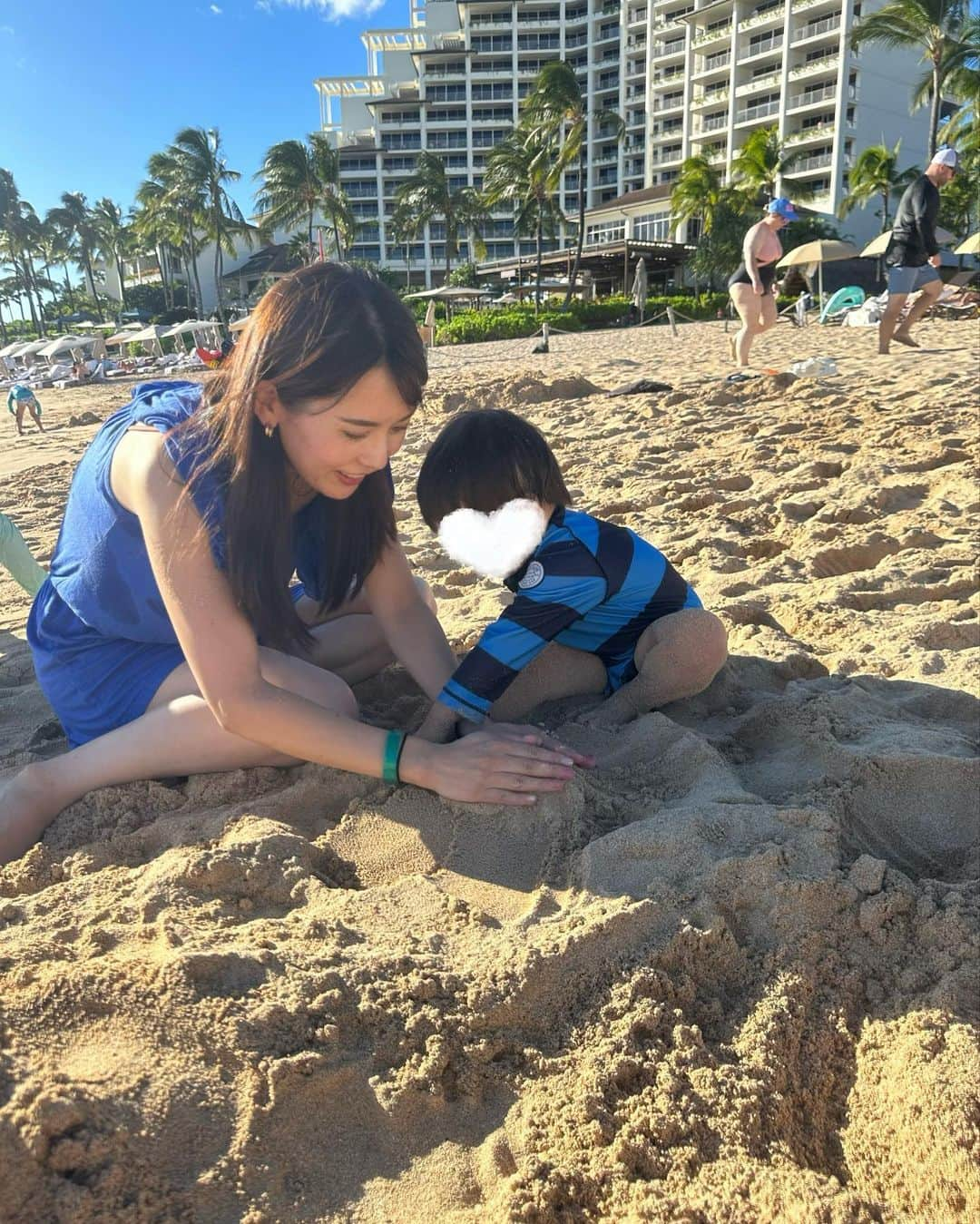 早川茉希さんのインスタグラム写真 - (早川茉希Instagram)「【子連れハワイ記録🌴アウラニ編】 3日目は泊まってみたかった アウラニのディズニーホテルへ🏨🐭 @disneyaulani   レンタカーを借りて初めて海外で運転しました、、 ドキドキしたけど気持ちよかった😍🚗  アウラニは広くて小さい子どもが遊べる 浅いプールも沢山あって楽しい❣️ 子ども目線の場所に覗き穴などの仕掛けもあって🥰 パークにいるようなワクワク感🏰✖️リゾート🌴🟰最高🤣💓  かなーり慎重派の息子は プールは怖がって泣いてしまったけれど もう少し大きくなったら めちゃくちゃ楽しい場所だとわかるはず！！！ プールサイドからすぐプライベートビーチに出られるのも🙆‍♀️⛱️  キャラクターに会える朝食は 1ヶ月前からネット予約しました🫶 夜ご飯は、お隣のホテルのNoeへ🍽️ テラスの雰囲気最高、味も美味しく 子連れにも優しくて大大満足でした😍🌿  今回はアウラニに1泊しかせず ミッキーのダンスも見られなかったし プールも半分くらいしか楽しめなかった感覚なので また必ず行きたいな🥹🙏  #ハワイ #ハワイ旅行記 #子連れハワイ  #アウラニ #アウラニディズニー #グリーティング #ディズニーホテル #2歳ハワイ #2歳0ヶ月 #子連れ海外 #子連れ旅 #夏休み2023 #hawaii #travelphotography #travelgram #aulani #aulanidisneyresort   🏷️ #maki_hawaii2023   #ストーリーハイライトにも載せています🫶🌺」10月3日 21時42分 - maki_hayakawa