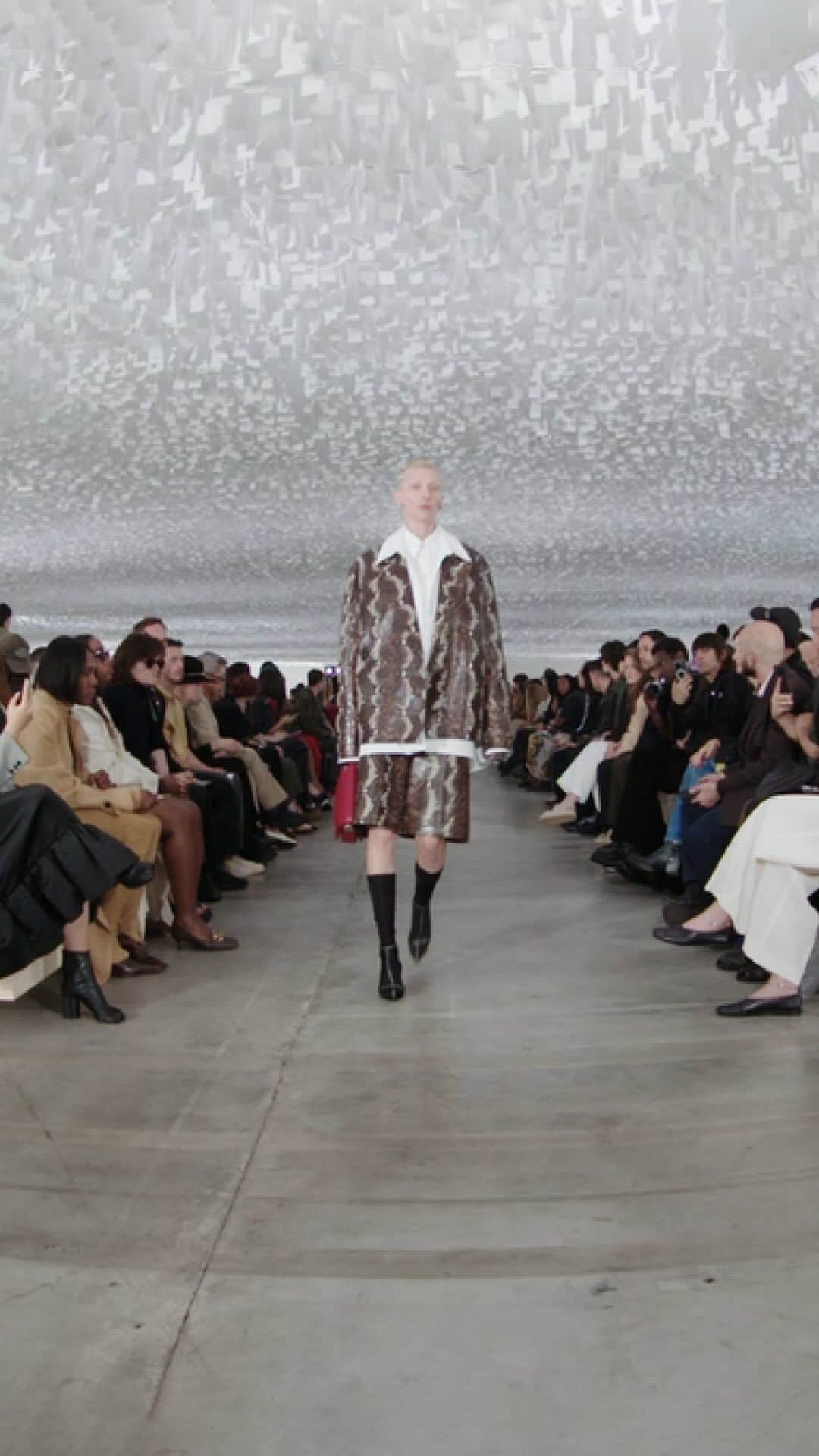 ジルサンダーのインスタグラム：「#JILSANDER  Women’s and Men’s Spring/Summer 2024 Watch the full show on jilsander.com   #JilSanderbyLucieandLukeMeier」
