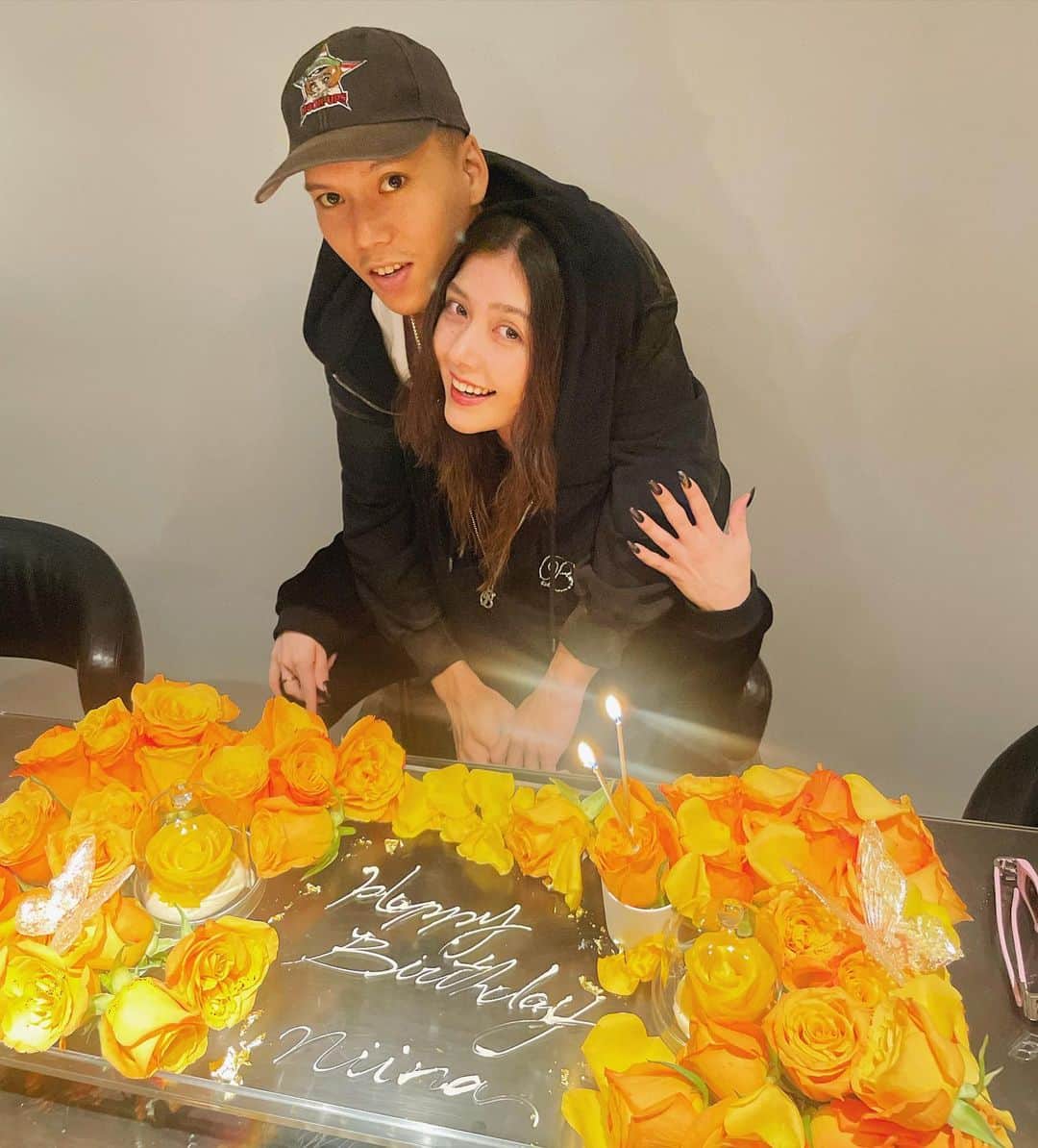 Niinaのインスタグラム：「29になりました😆やば！20代最後🌼 大人なバースデーを今年もありがとうbaby😭 もう何回祝ってくれてることか…😭🎁 ヤバいしか言えない。。幸せ噛み締めます🙏 皆へのありがとうを、ちゃんと返したいです。 なつこさんの日本一のdinner一生忘れないや🍽️」